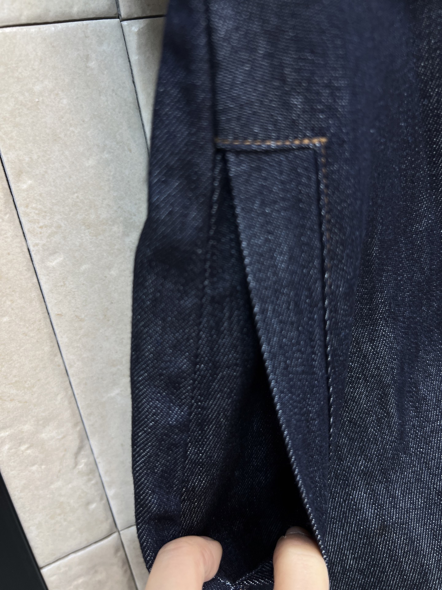 BC家 26春夏新款 V领牛仔连衣裙 无袖设计清爽利落 收腰剪裁+金属扣腰带 修饰身形超显瘦 挺括面料 