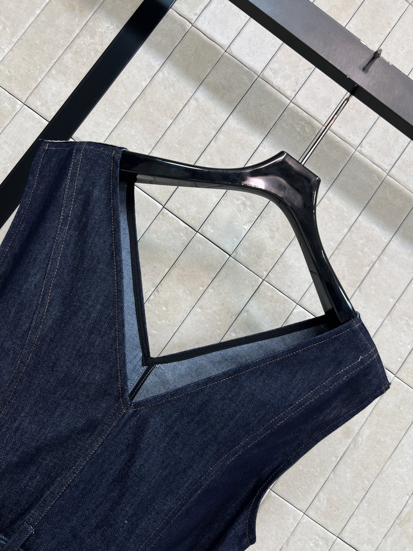 BC家 26春夏新款 V领牛仔连衣裙 无袖设计清爽利落 收腰剪裁+金属扣腰带 修饰身形超显瘦 挺括面料 