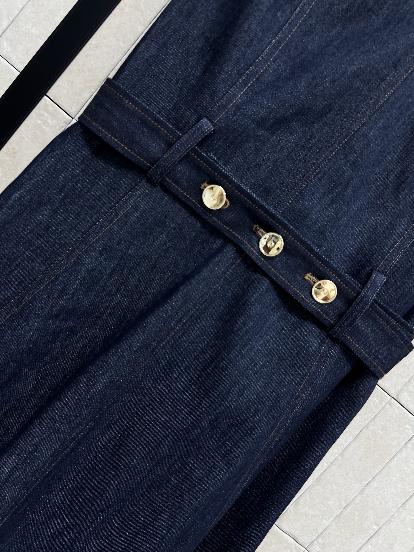 BC家 26春夏新款 V领牛仔连衣裙 无袖设计清爽利落 收腰剪裁+金属扣腰带 修饰身形超显瘦 挺括面料 