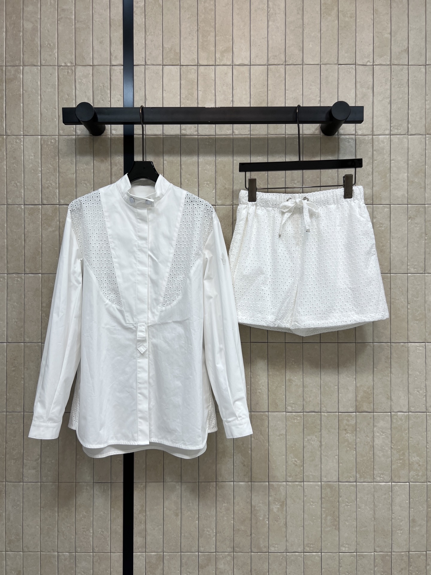 MO家 26春夏新款 白色刺绣衬衫套装 白色刺绣衬衫裙+高腰短裤 采用棉质面料 胸前几何刺绣超精致 短裤