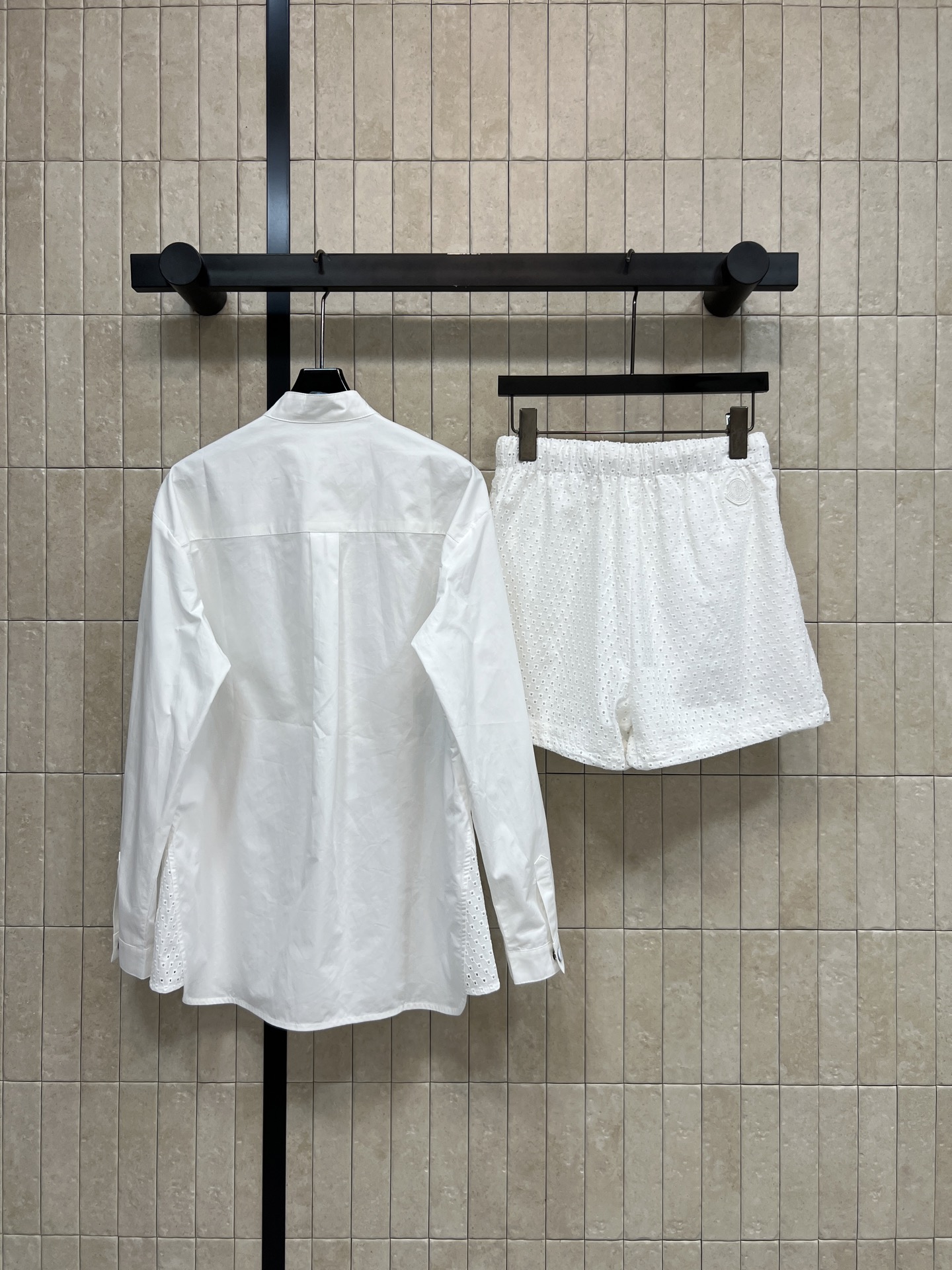 MO家 26春夏新款 白色刺绣衬衫套装 白色刺绣衬衫裙+高腰短裤 采用棉质面料 胸前几何刺绣超精致 短裤