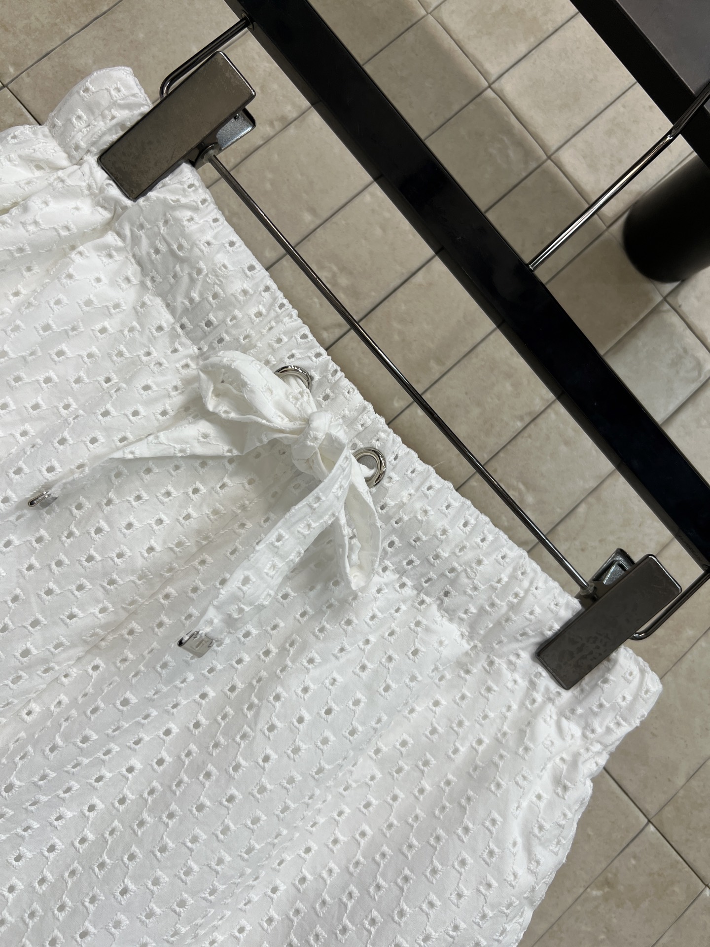 MO家 26春夏新款 白色刺绣衬衫套装 白色刺绣衬衫裙+高腰短裤 采用棉质面料 胸前几何刺绣超精致 短裤