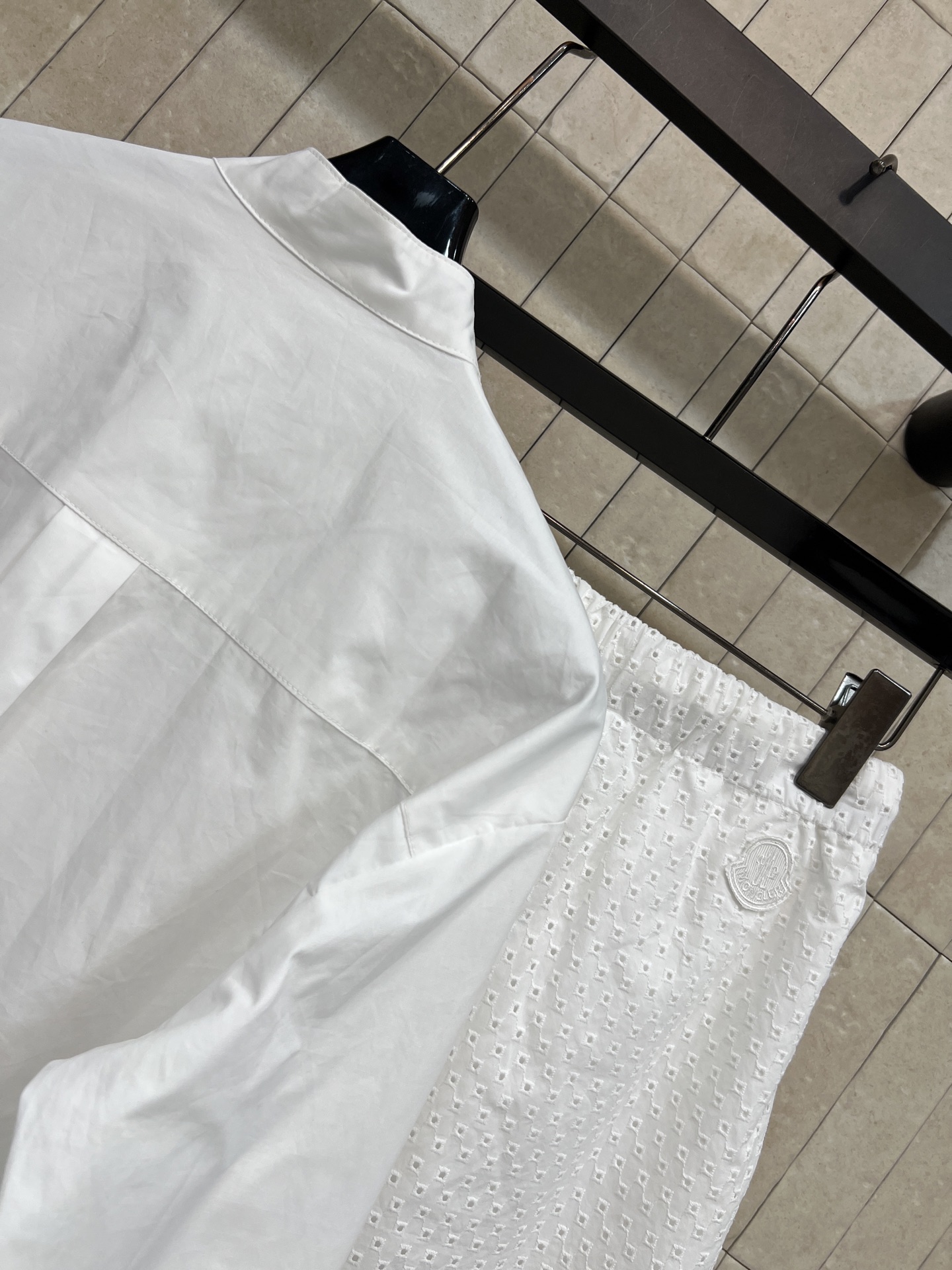 MO家 26春夏新款 白色刺绣衬衫套装 白色刺绣衬衫裙+高腰短裤 采用棉质面料 胸前几何刺绣超精致 短裤