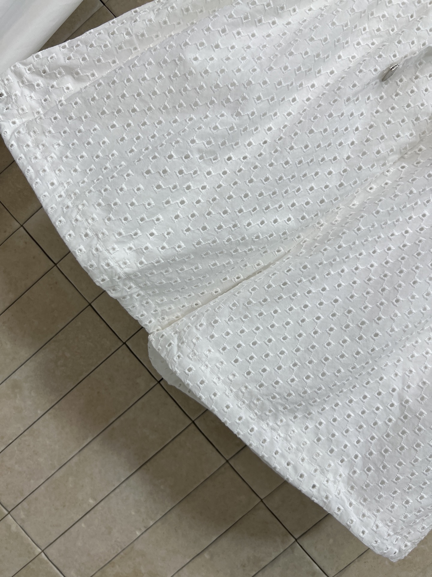 MO家 26春夏新款 白色刺绣衬衫套装 白色刺绣衬衫裙+高腰短裤 采用棉质面料 胸前几何刺绣超精致 短裤