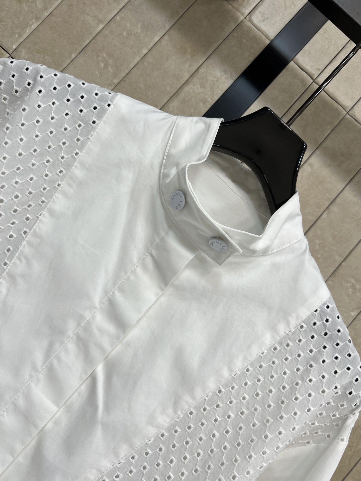 MO家 26春夏新款 白色刺绣衬衫套装 白色刺绣衬衫裙+高腰短裤 采用棉质面料 胸前几何刺绣超精致 短裤