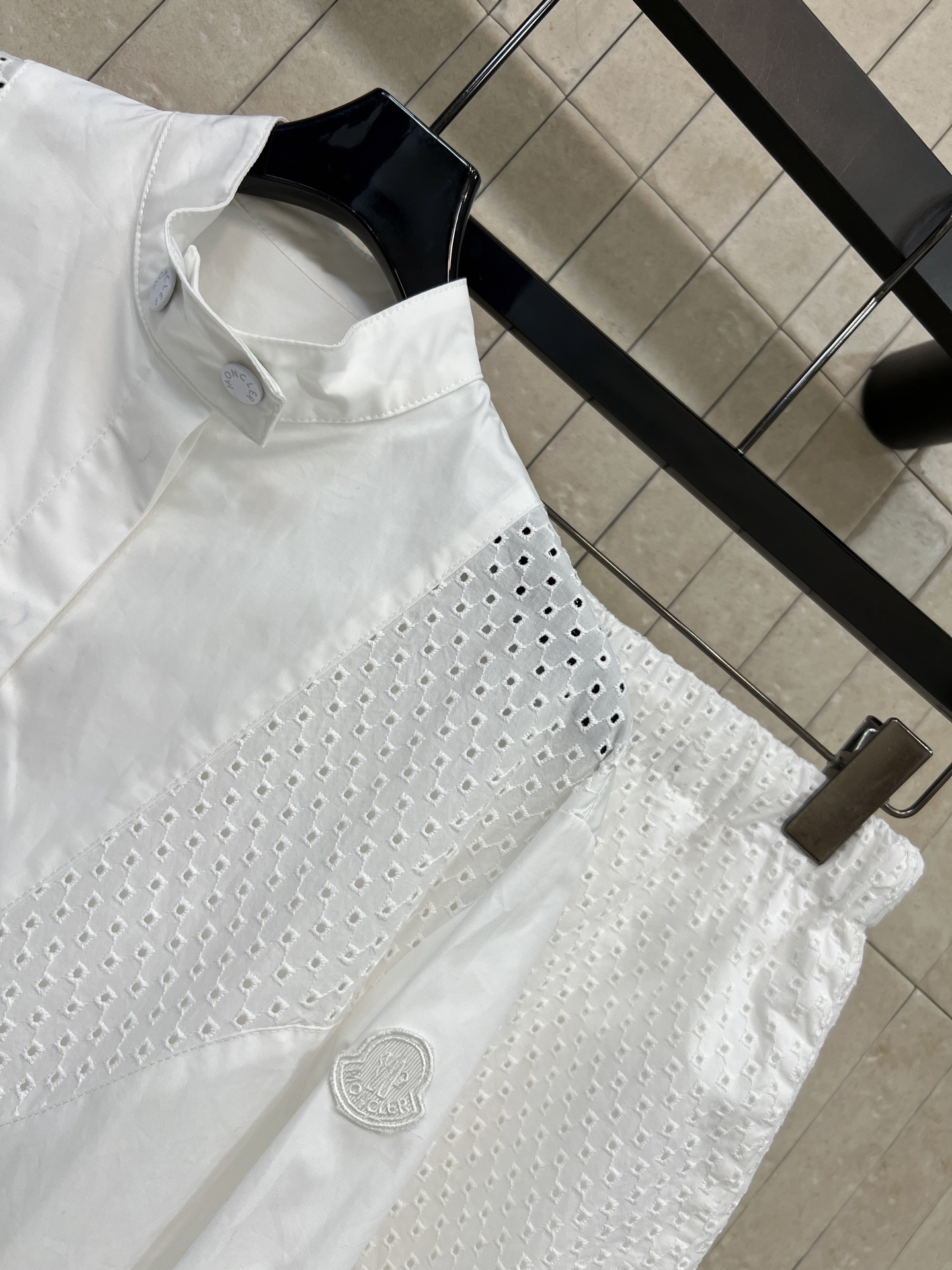 MO家 26春夏新款 白色刺绣衬衫套装 白色刺绣衬衫裙+高腰短裤 采用棉质面料 胸前几何刺绣超精致 短裤