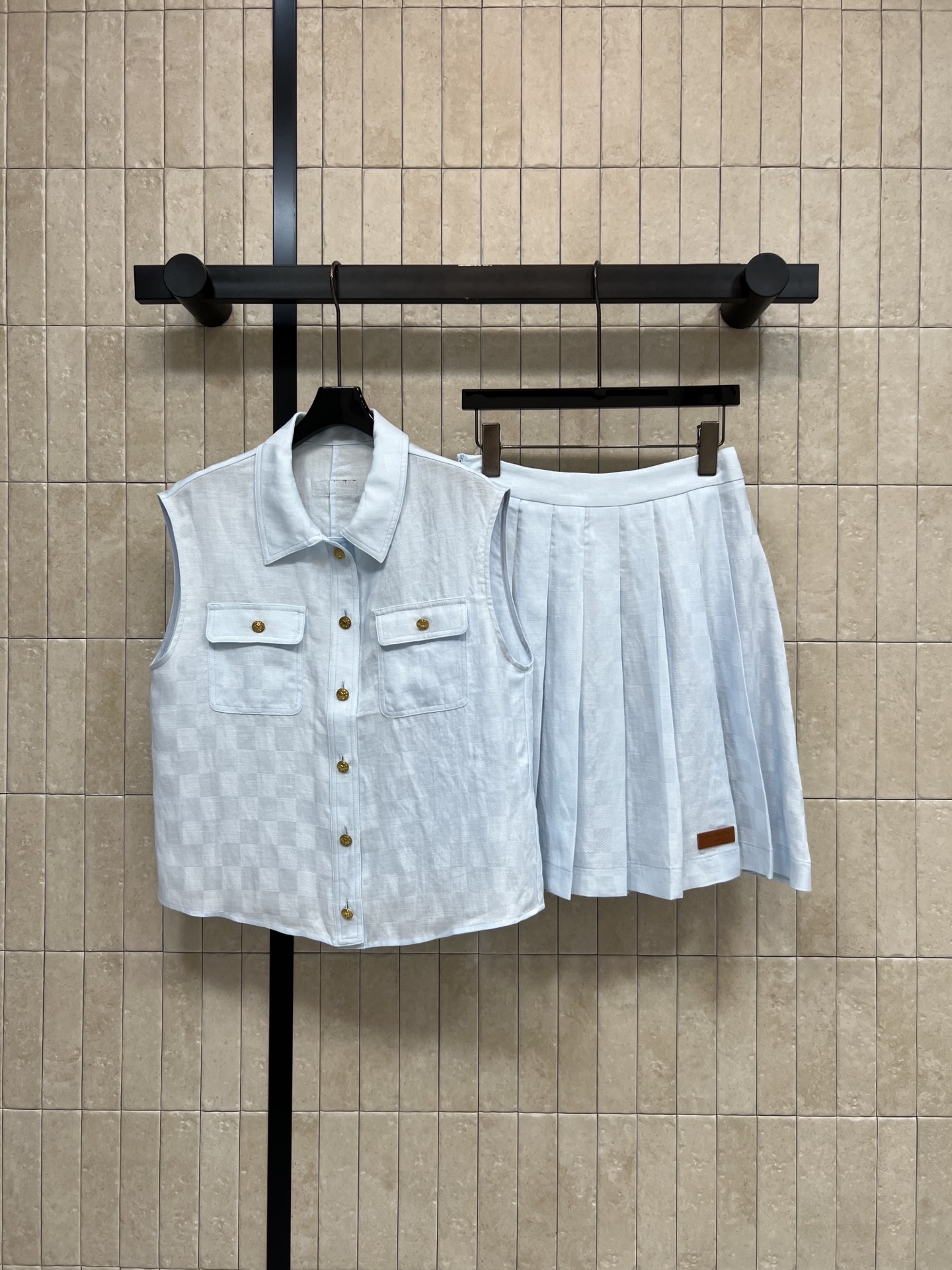 L家 26春夏新款 格纹无袖衬衫套装 无袖衬衫+高腰短裙 轻薄透气面料超适合春夏 翻领衬衫金属纽扣 对称