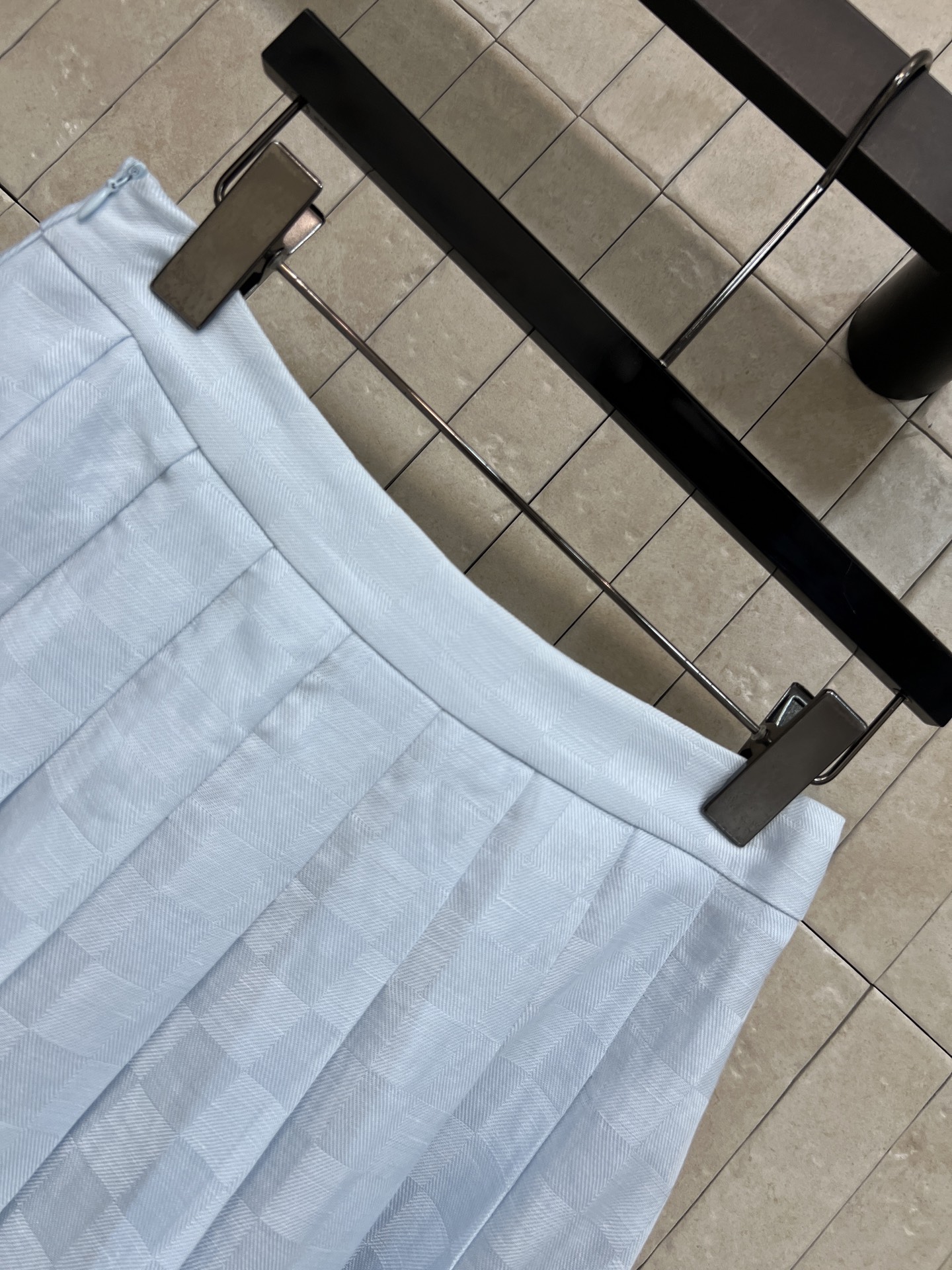 L家 26春夏新款 格纹无袖衬衫套装 无袖衬衫+高腰短裙 轻薄透气面料超适合春夏 翻领衬衫金属纽扣 对称