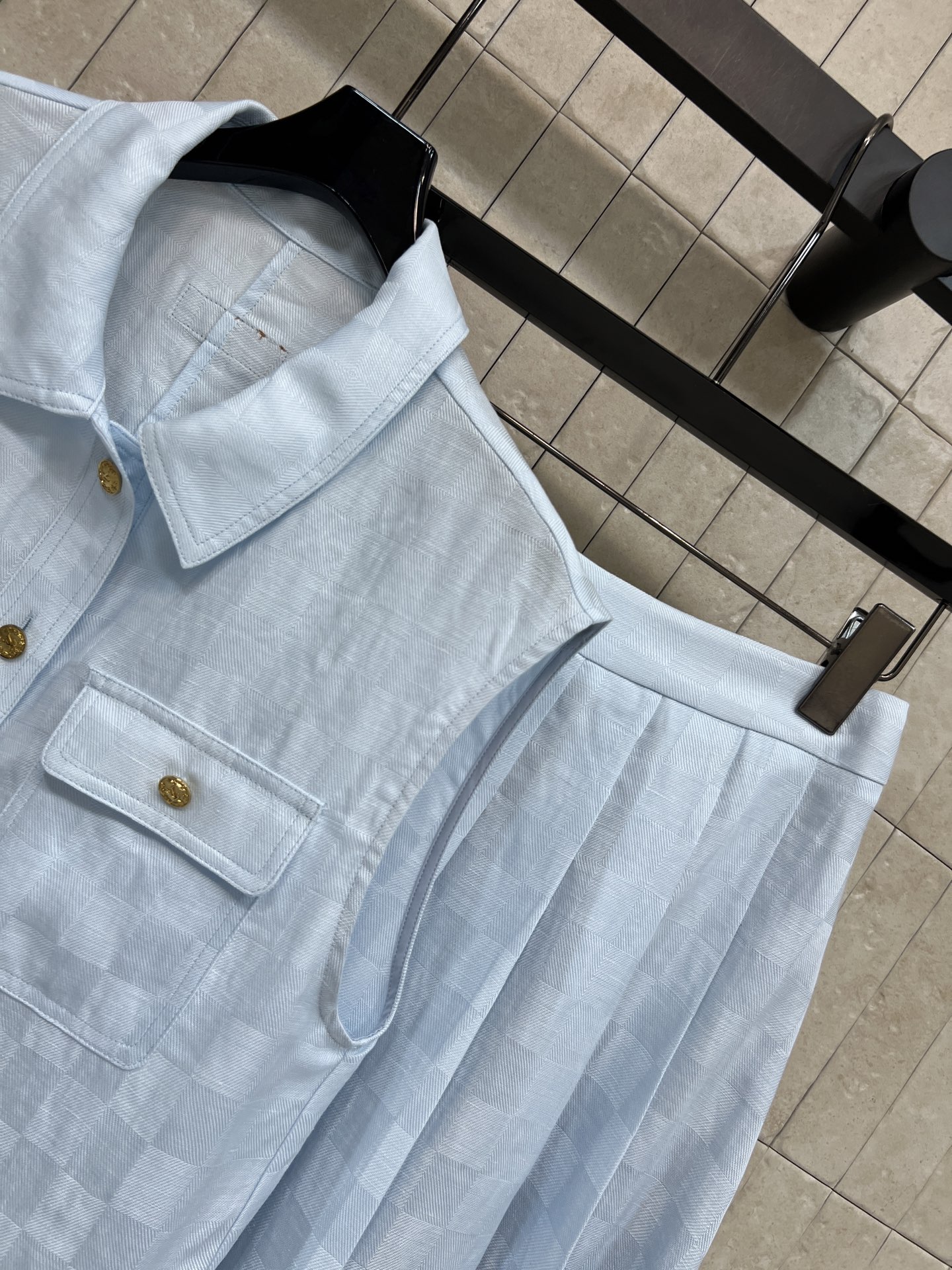 L家 26春夏新款 格纹无袖衬衫套装 无袖衬衫+高腰短裙 轻薄透气面料超适合春夏 翻领衬衫金属纽扣 对称