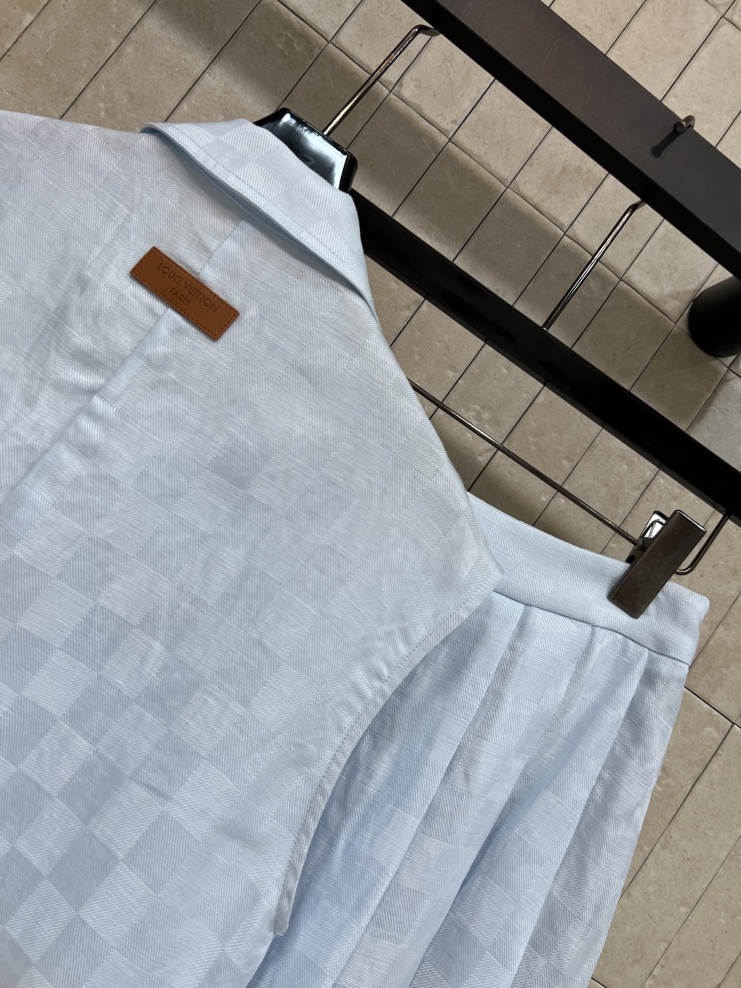 L家 26春夏新款 格纹无袖衬衫套装 无袖衬衫+高腰短裙 轻薄透气面料超适合春夏 翻领衬衫金属纽扣 对称