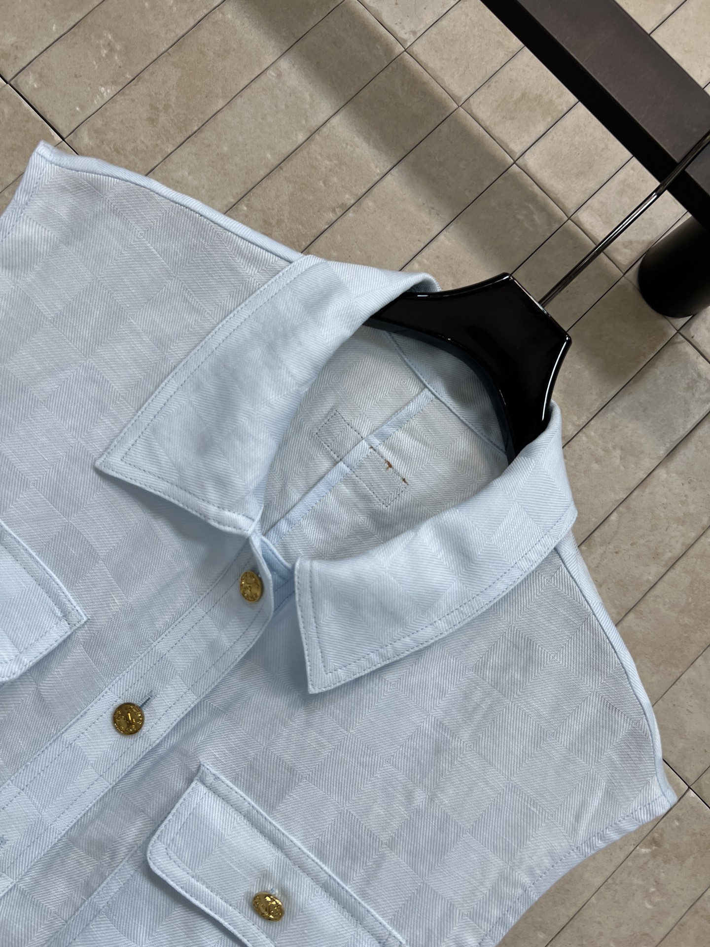 L家 26春夏新款 格纹无袖衬衫套装 无袖衬衫+高腰短裙 轻薄透气面料超适合春夏 翻领衬衫金属纽扣 对称