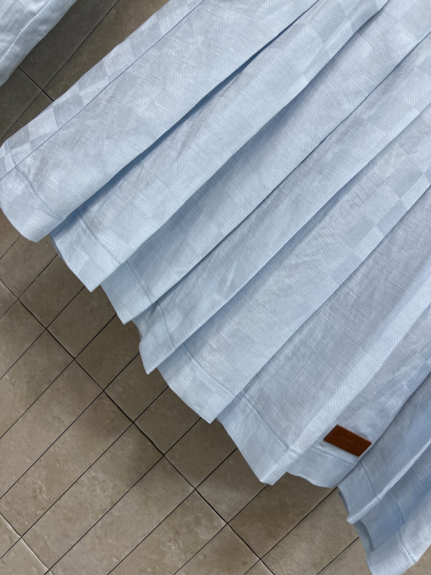 L家 26春夏新款 格纹无袖衬衫套装 无袖衬衫+高腰短裙 轻薄透气面料超适合春夏 翻领衬衫金属纽扣 对称