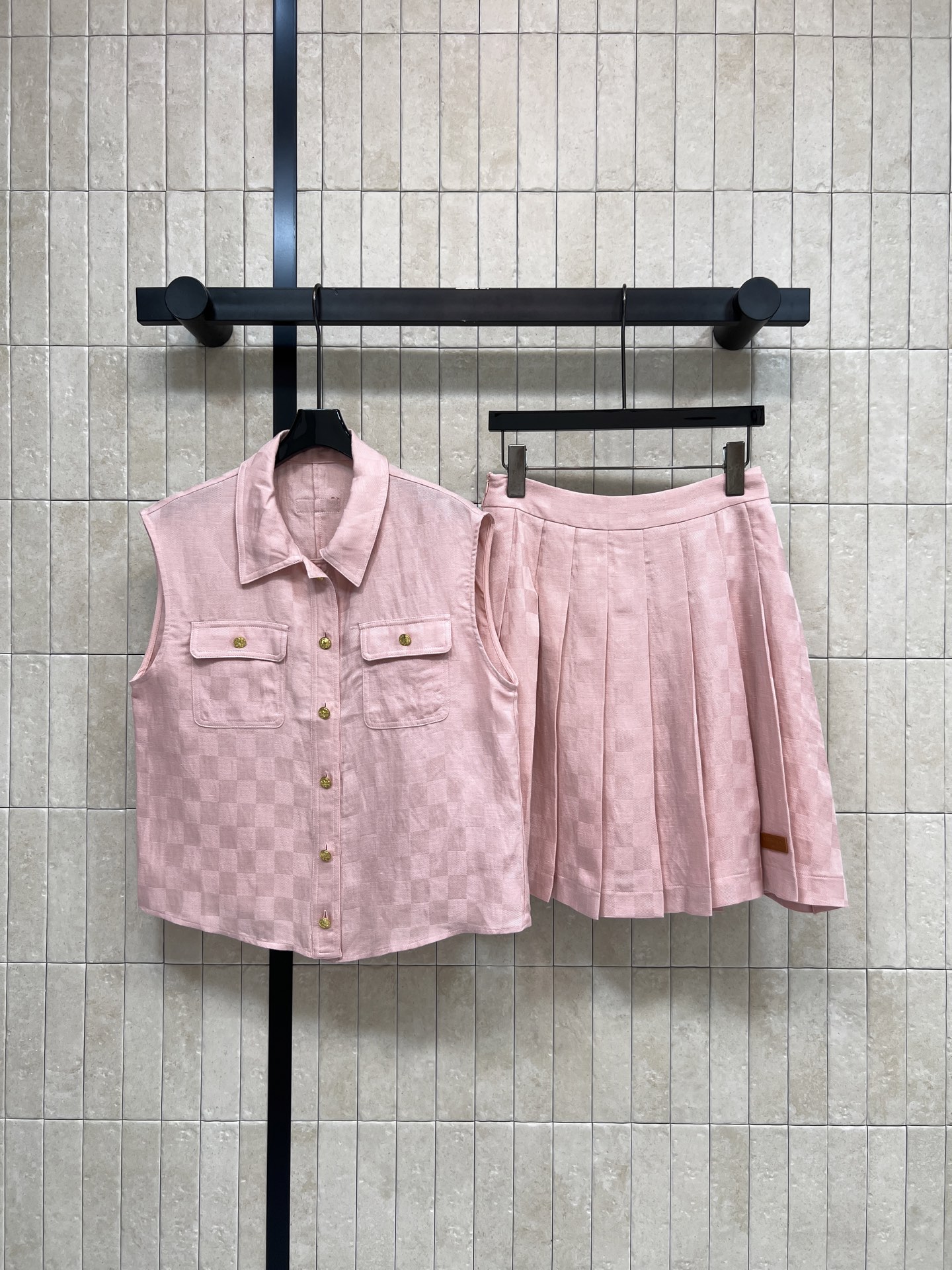 NO:806790,L's 26 new spring and summer style plaid sleeveless shirt suit, sleeveless shirt + high-waisted skirt, light and breathable fabric, perfect for spring and summer, lapel shirt with metal buttons, symmetrical double pockets, simple and detailed, high-waisted skirt to modify the leg shape, slimming and covering the flesh, easy to manage for commuting, dating and daily life, comfortable and fashionable, two colors and three codes, Size/S-M-L,, louis vuitton, skirts, shirts,19860909L家 26春夏新款 格纹无袖衬衫套装 无袖衬衫+高腰短裙 轻薄透气面料超适合春夏 翻领衬衫金属纽扣 对称双口袋 简约又有细节感 高腰短裙修饰腿型 显瘦遮肉 通勤 约会 日常都能轻松驾驭 舒适又时髦 两色三码Size/S-M-L,,louis vuitton,skirts,shirts,,Women's clothing