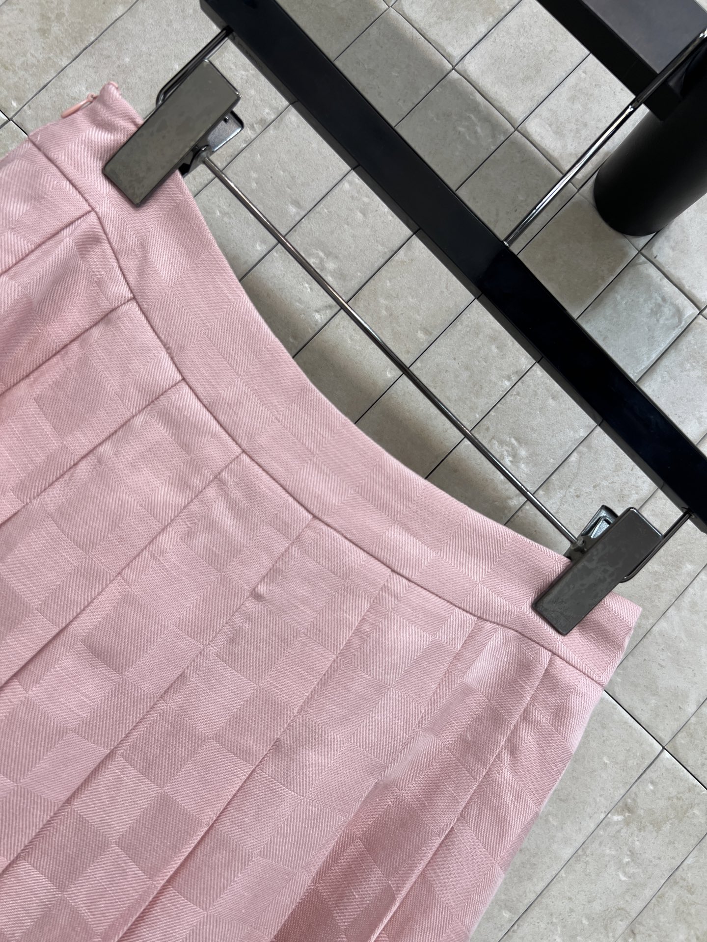 L家 26春夏新款 格纹无袖衬衫套装 无袖衬衫+高腰短裙 轻薄透气面料超适合春夏 翻领衬衫金属纽扣 对称