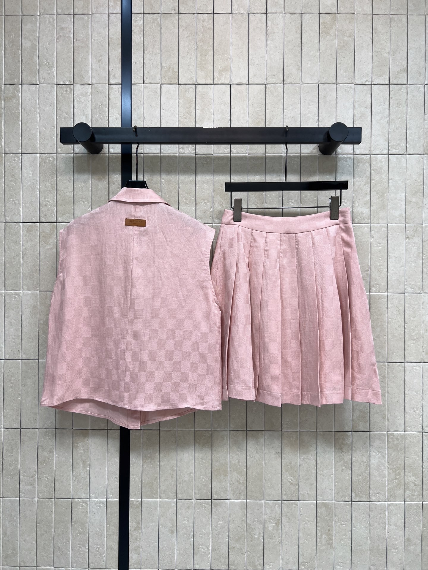 L家 26春夏新款 格纹无袖衬衫套装 无袖衬衫+高腰短裙 轻薄透气面料超适合春夏 翻领衬衫金属纽扣 对称