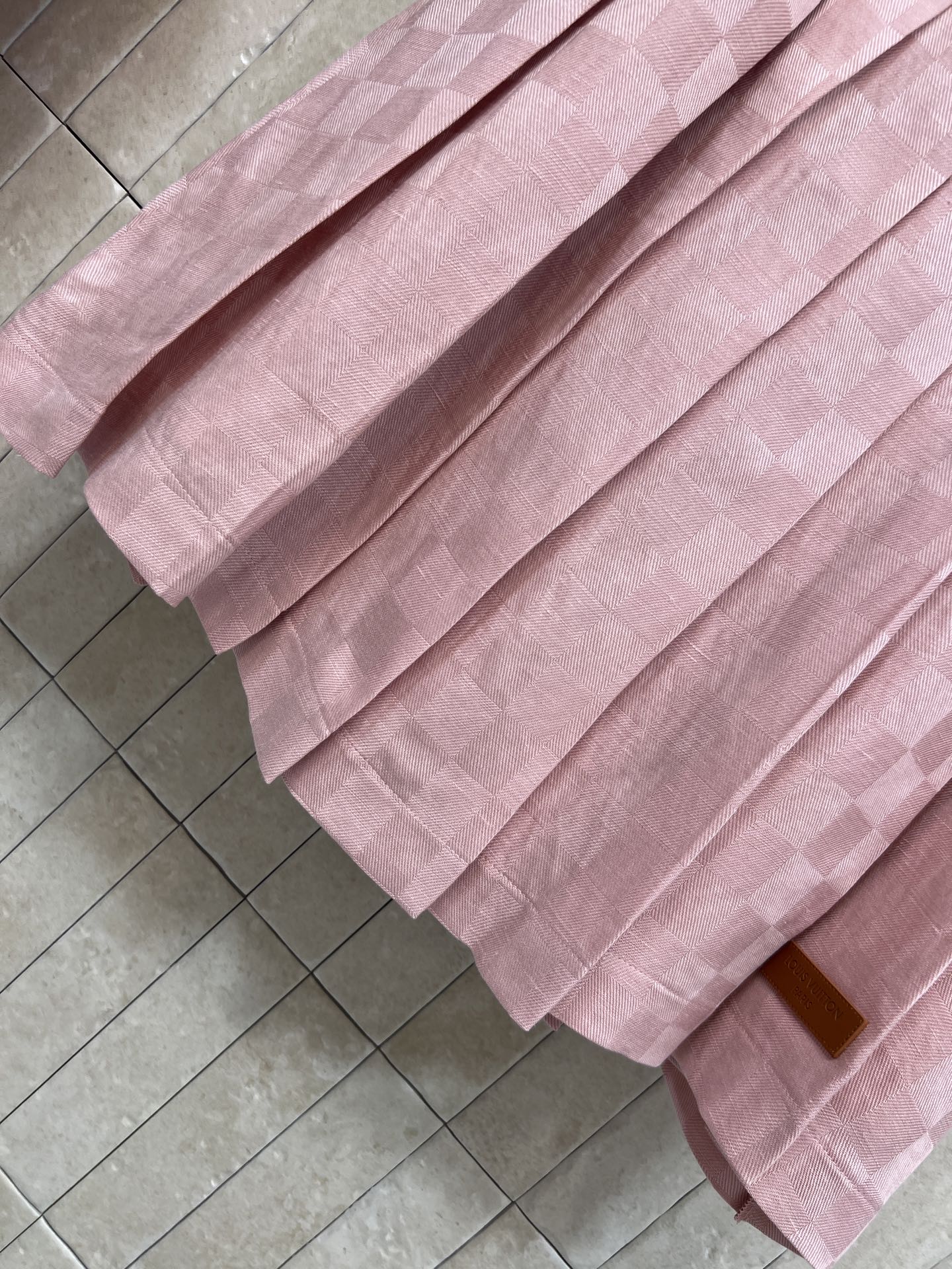 L家 26春夏新款 格纹无袖衬衫套装 无袖衬衫+高腰短裙 轻薄透气面料超适合春夏 翻领衬衫金属纽扣 对称