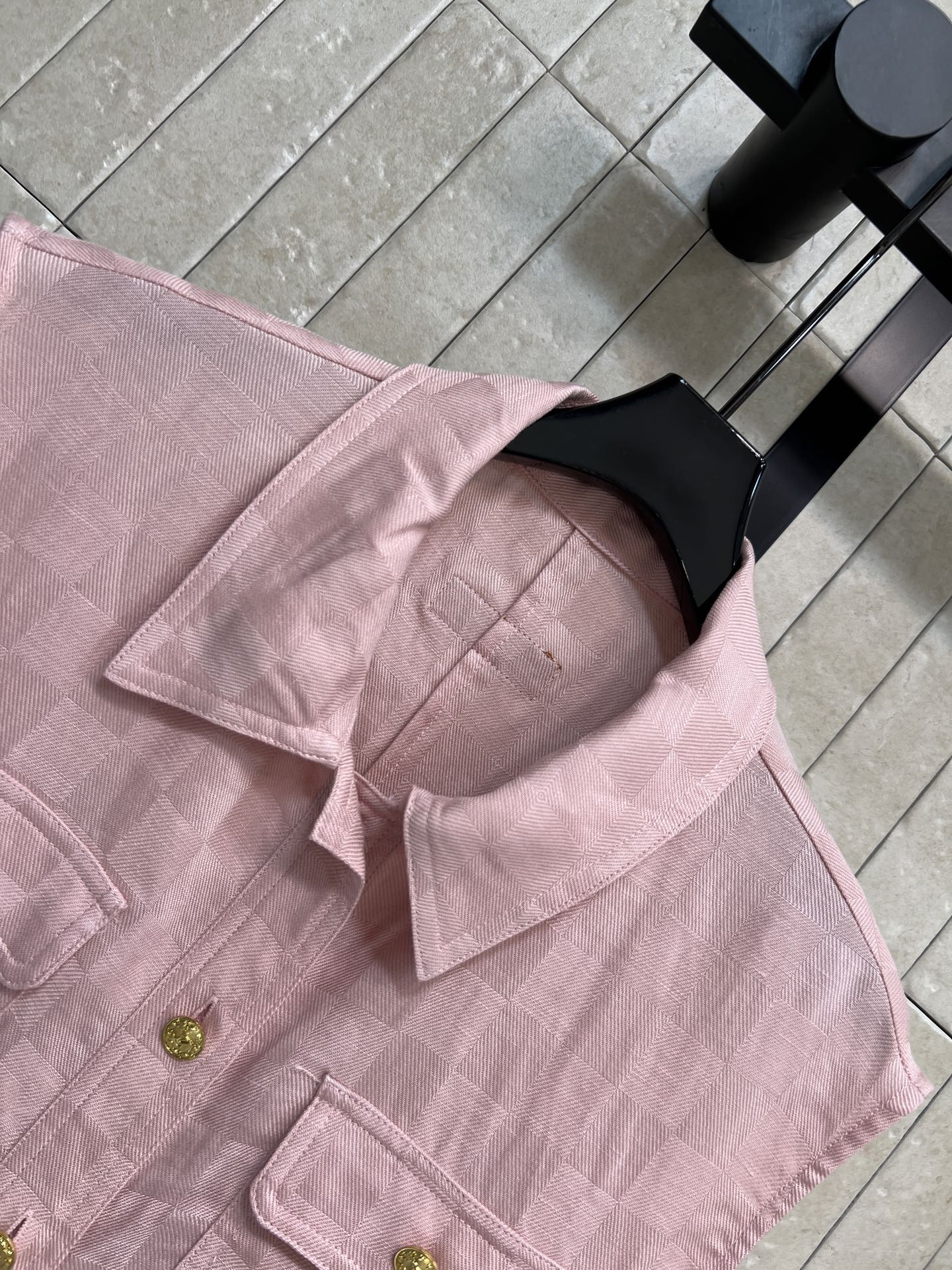 L家 26春夏新款 格纹无袖衬衫套装 无袖衬衫+高腰短裙 轻薄透气面料超适合春夏 翻领衬衫金属纽扣 对称