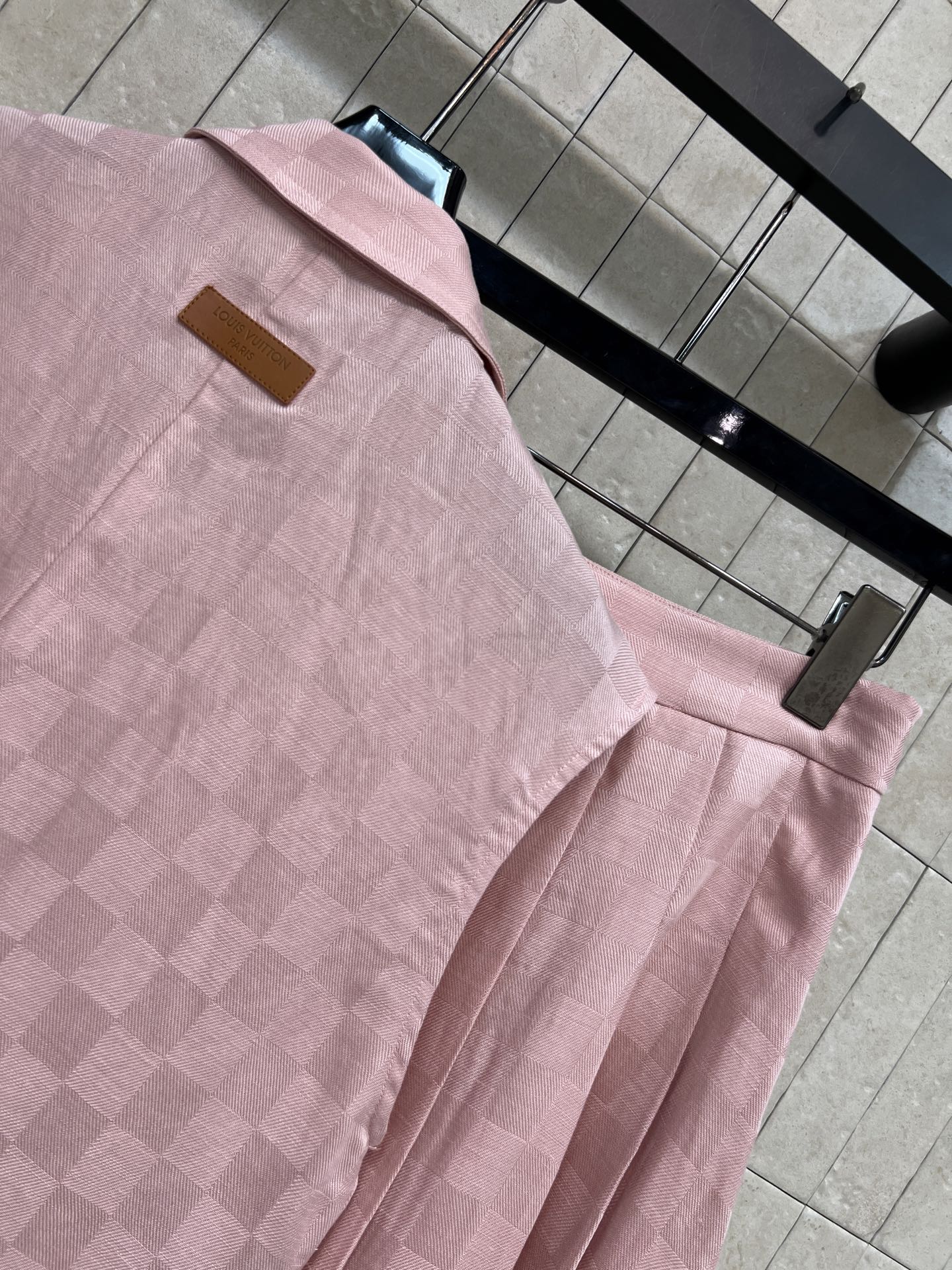 L家 26春夏新款 格纹无袖衬衫套装 无袖衬衫+高腰短裙 轻薄透气面料超适合春夏 翻领衬衫金属纽扣 对称