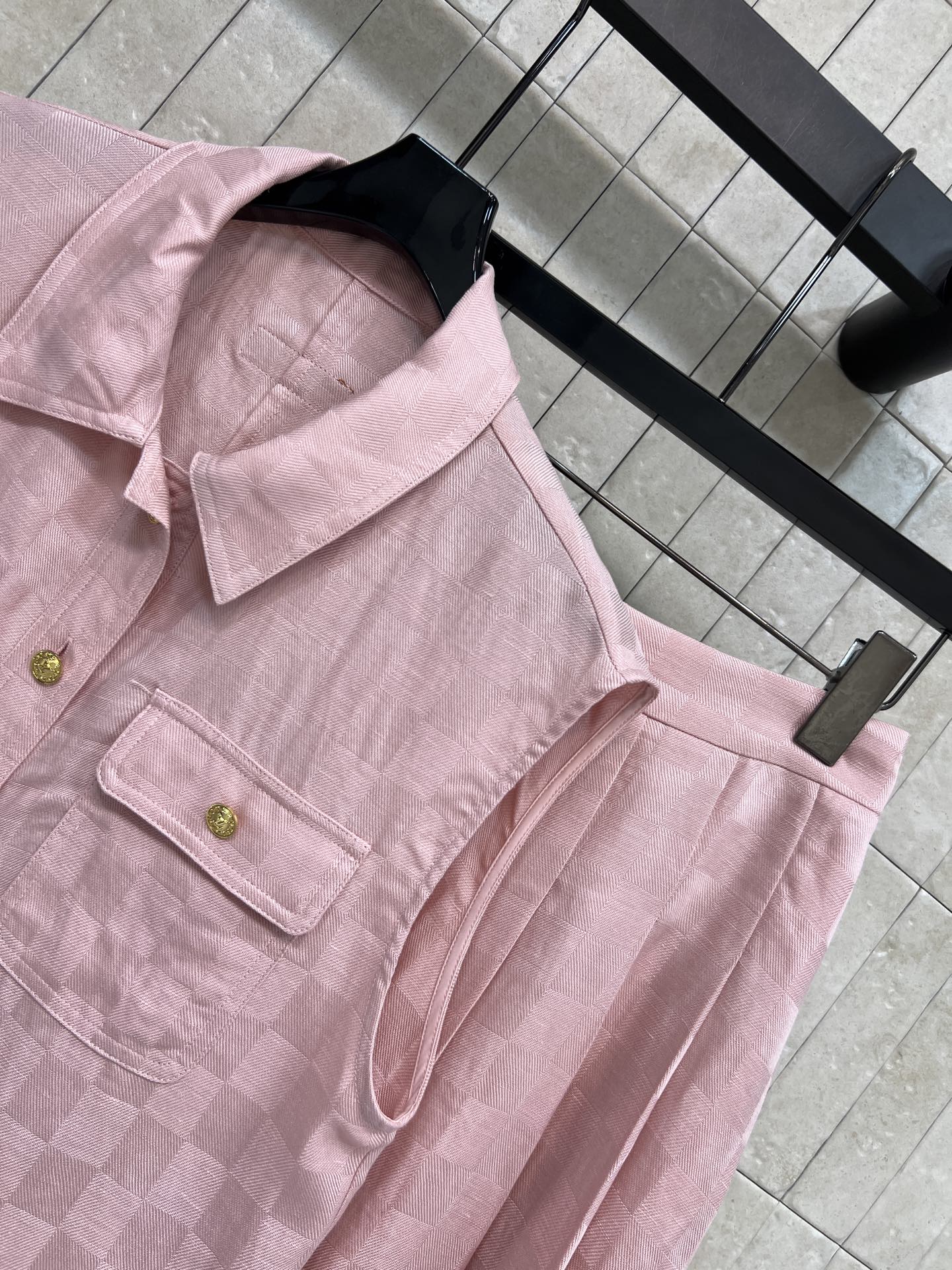 L家 26春夏新款 格纹无袖衬衫套装 无袖衬衫+高腰短裙 轻薄透气面料超适合春夏 翻领衬衫金属纽扣 对称