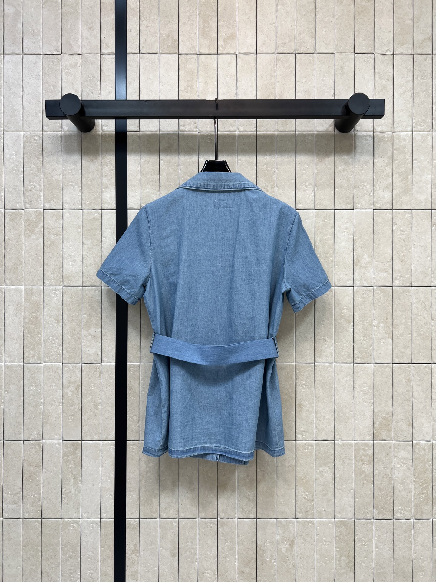 SLP家 26春夏新款 V领短袖牛仔衬衫 西装翻领+单排扣设计 搭配同色系腰带 一秒掐出腰线 口袋上的刺