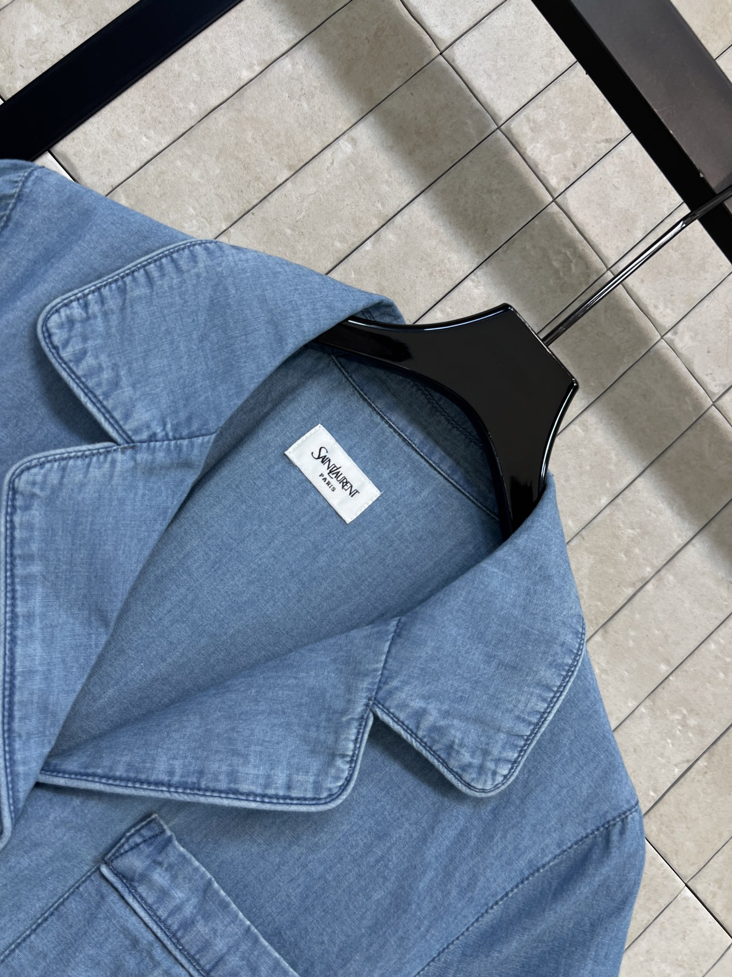 SLP家 26春夏新款 V领短袖牛仔衬衫 西装翻领+单排扣设计 搭配同色系腰带 一秒掐出腰线 口袋上的刺