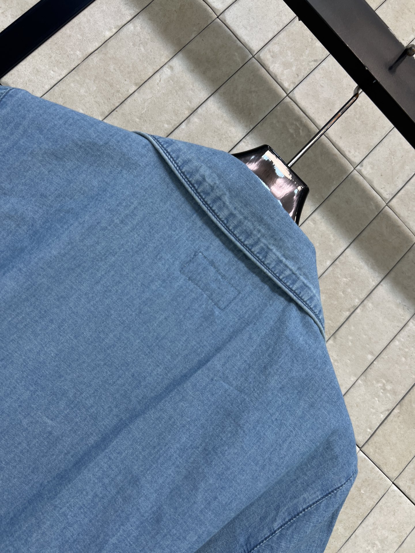 SLP家 26春夏新款 V领短袖牛仔衬衫 西装翻领+单排扣设计 搭配同色系腰带 一秒掐出腰线 口袋上的刺