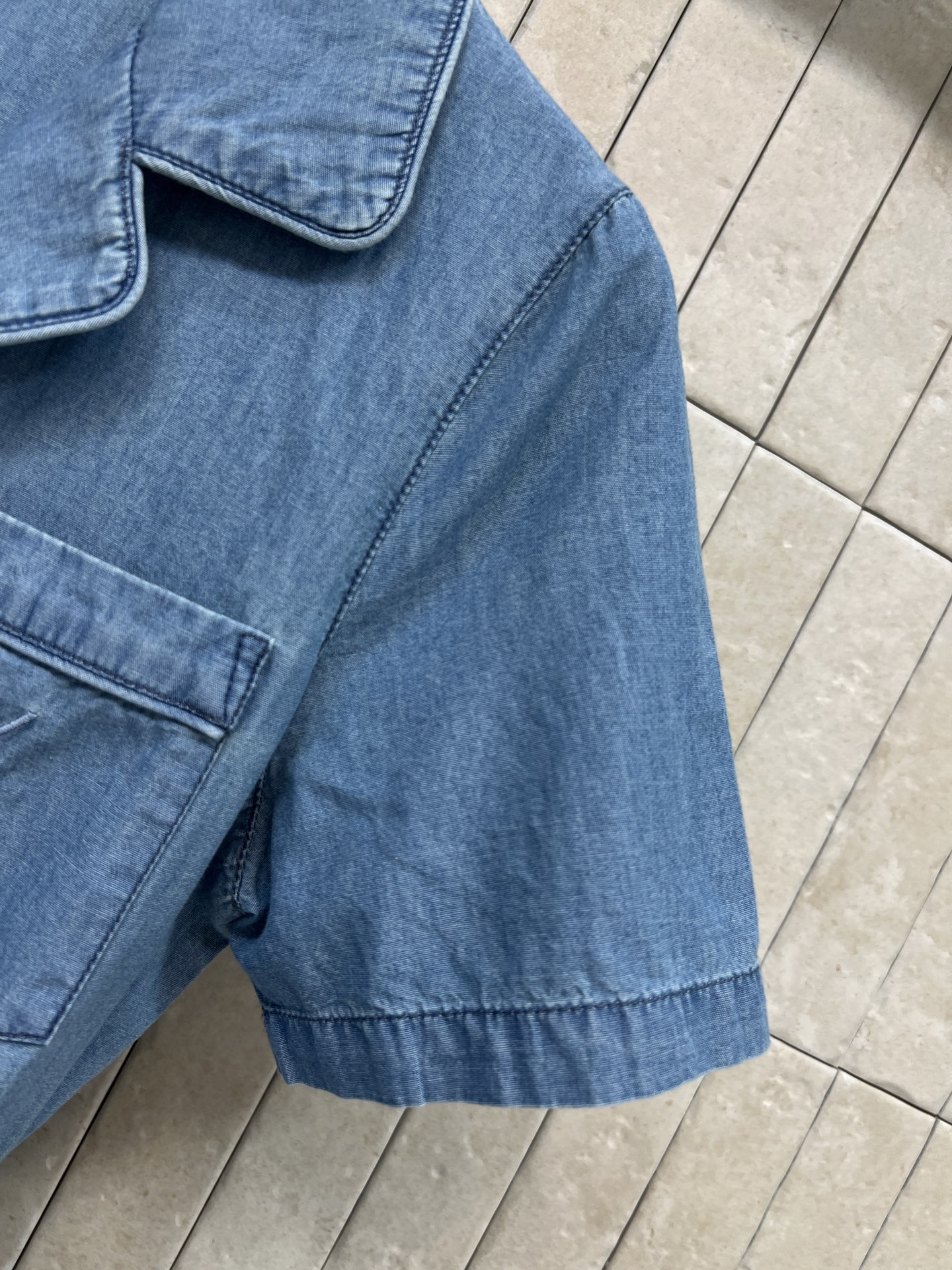 SLP家 26春夏新款 V领短袖牛仔衬衫 西装翻领+单排扣设计 搭配同色系腰带 一秒掐出腰线 口袋上的刺