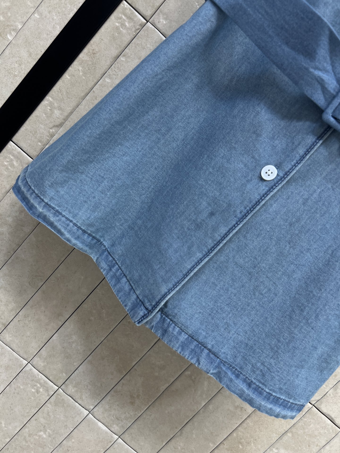 SLP家 26春夏新款 V领短袖牛仔衬衫 西装翻领+单排扣设计 搭配同色系腰带 一秒掐出腰线 口袋上的刺