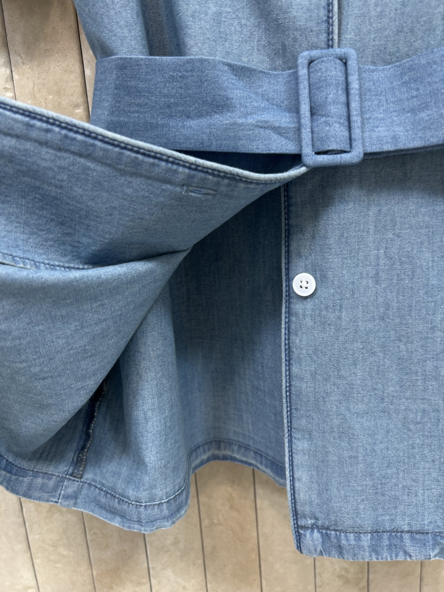 SLP家 26春夏新款 V领短袖牛仔衬衫 西装翻领+单排扣设计 搭配同色系腰带 一秒掐出腰线 口袋上的刺