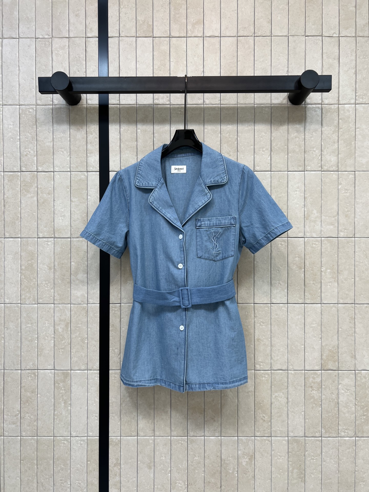 SLP家 26春夏新款 V领短袖牛仔衬衫 西装翻领+单排扣设计 搭配同色系腰带 一秒掐出腰线 口袋上的刺