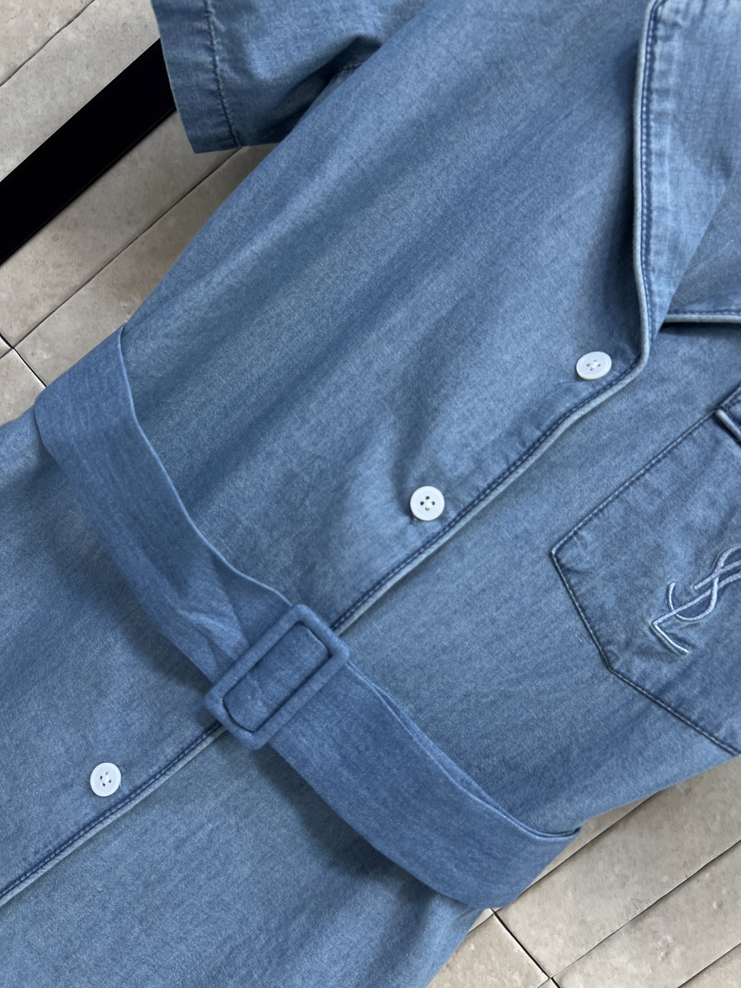 SLP家 26春夏新款 V领短袖牛仔衬衫 西装翻领+单排扣设计 搭配同色系腰带 一秒掐出腰线 口袋上的刺