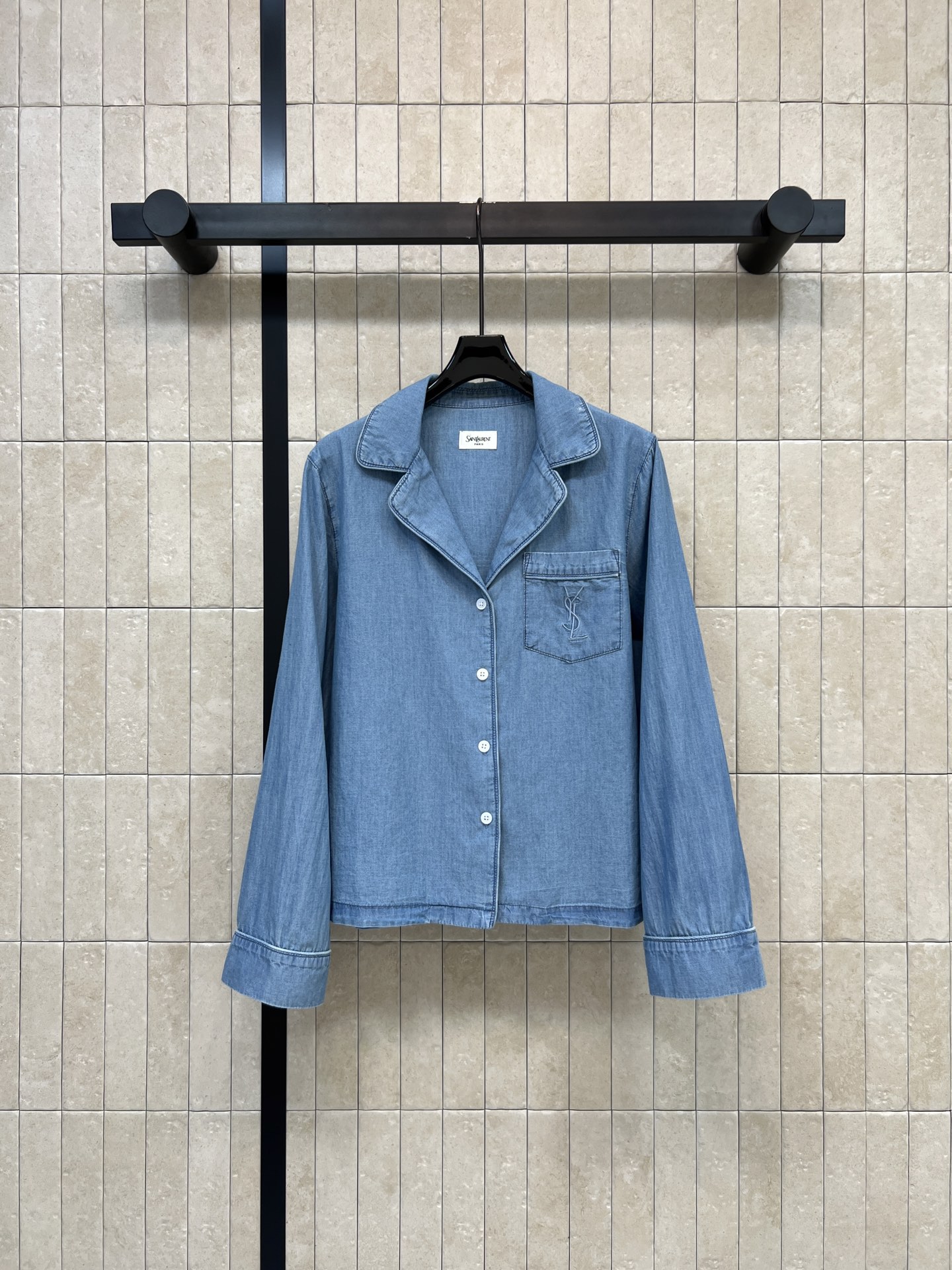 SLP家 26春夏新款 V领长袖牛仔衬衫 棉质面料薄透气超适合春夏 宽松廓形+翻领设计 胸前logo刺绣