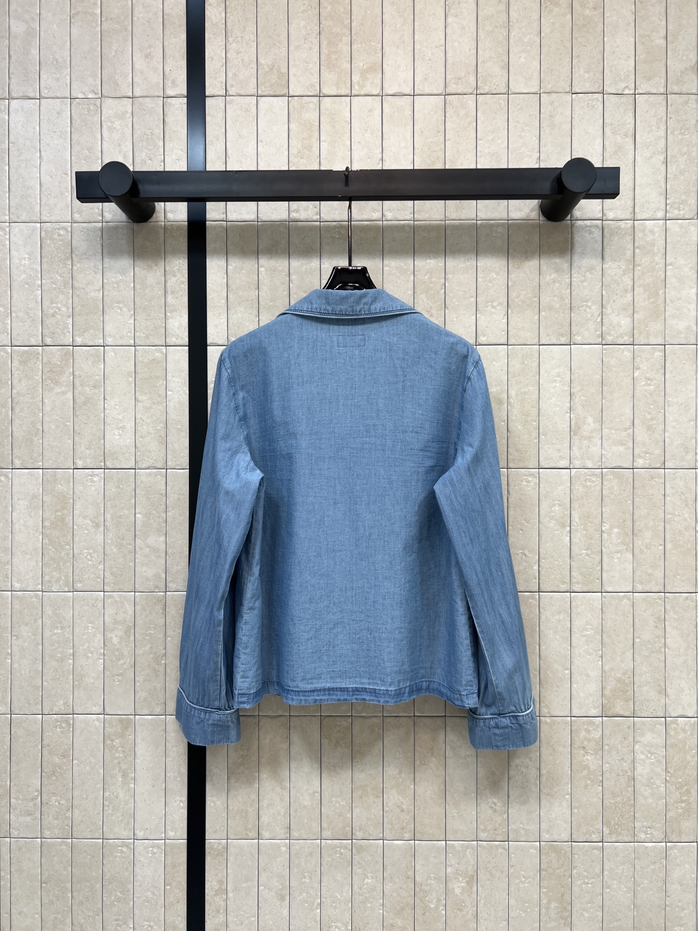 SLP家 26春夏新款 V领长袖牛仔衬衫 棉质面料薄透气超适合春夏 宽松廓形+翻领设计 胸前logo刺绣