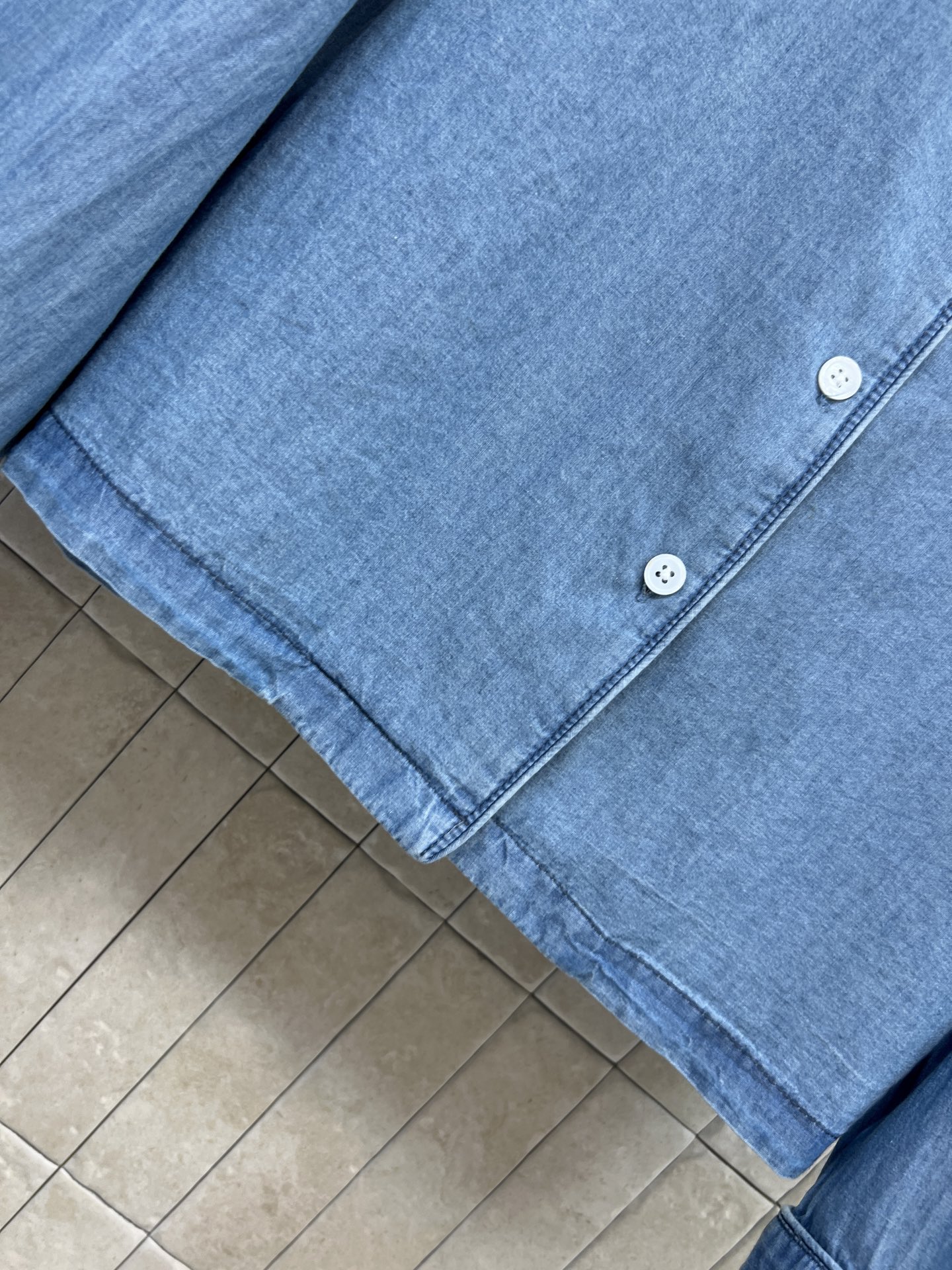 SLP家 26春夏新款 V领长袖牛仔衬衫 棉质面料薄透气超适合春夏 宽松廓形+翻领设计 胸前logo刺绣