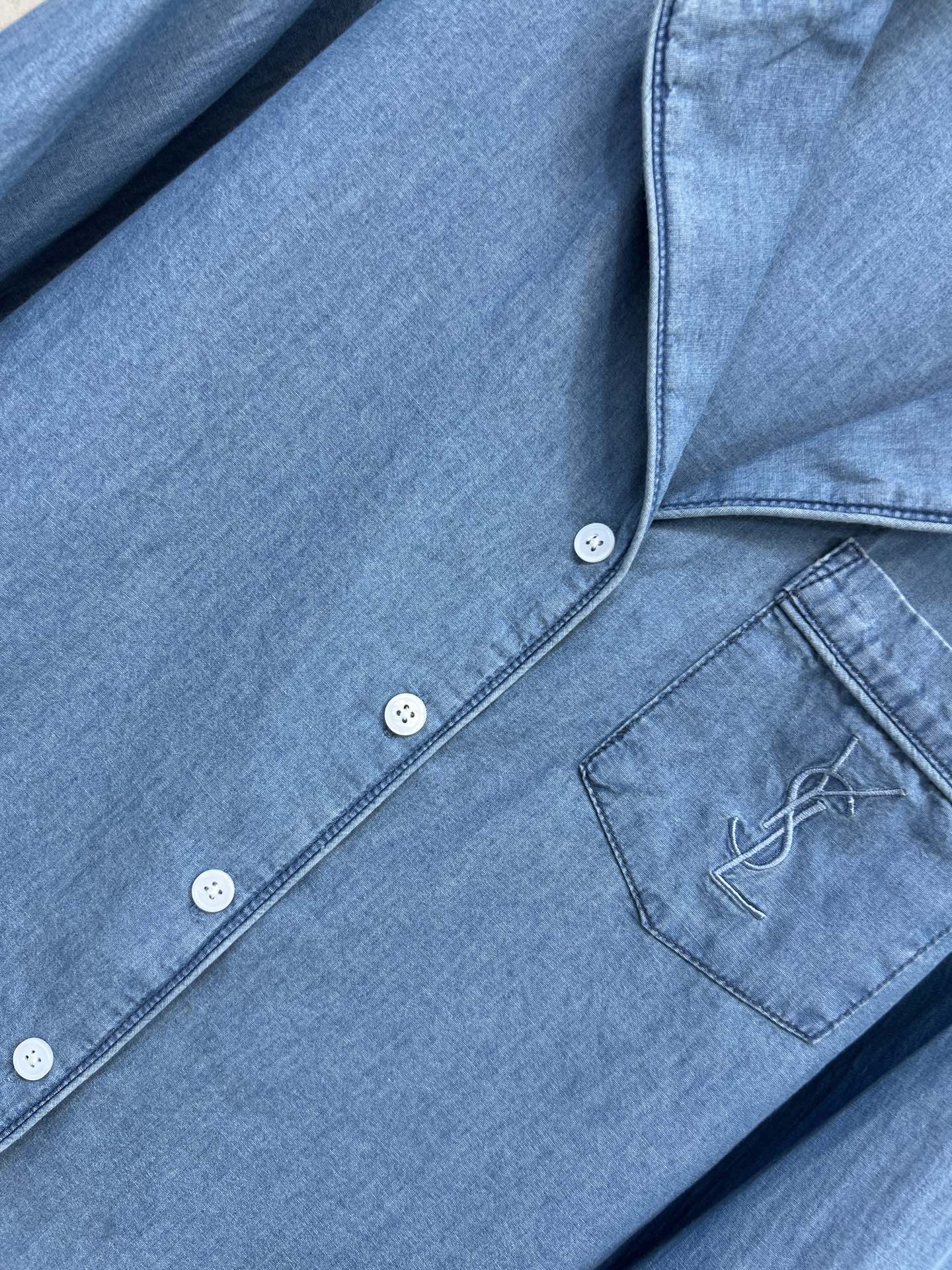 SLP家 26春夏新款 V领长袖牛仔衬衫 棉质面料薄透气超适合春夏 宽松廓形+翻领设计 胸前logo刺绣