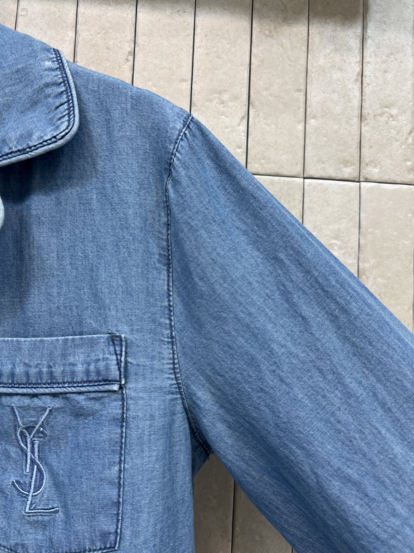 SLP家 26春夏新款 V领长袖牛仔衬衫 棉质面料薄透气超适合春夏 宽松廓形+翻领设计 胸前logo刺绣