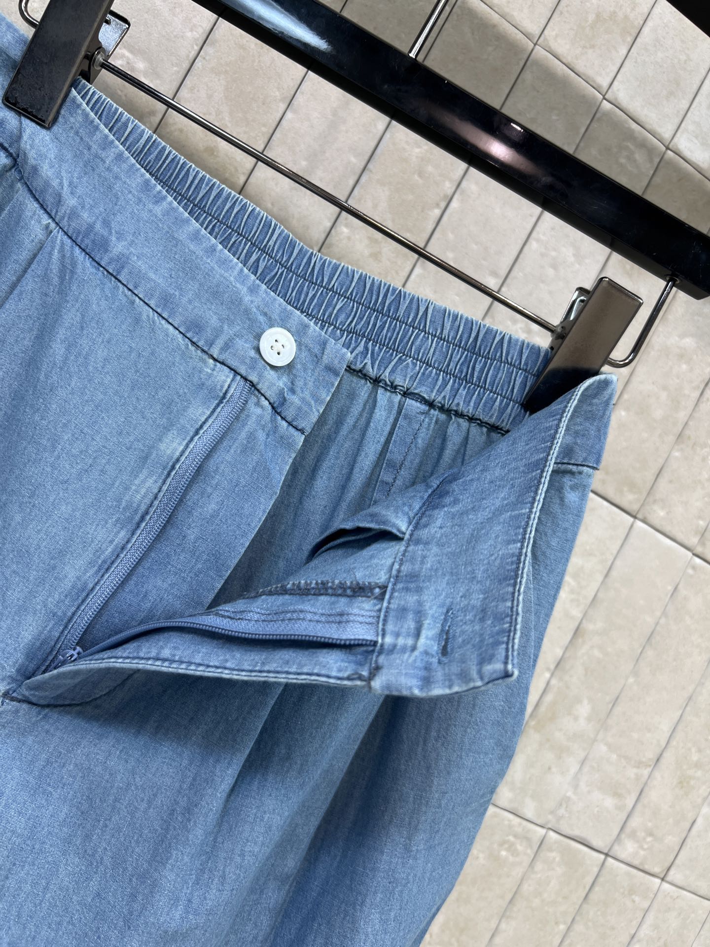 SLP家 牛仔阔腿裤 高腰+宽松直筒设计 显瘦又修饰腿型 高腰打褶剪裁 优化腰腹线条 后松紧腰头 穿着无