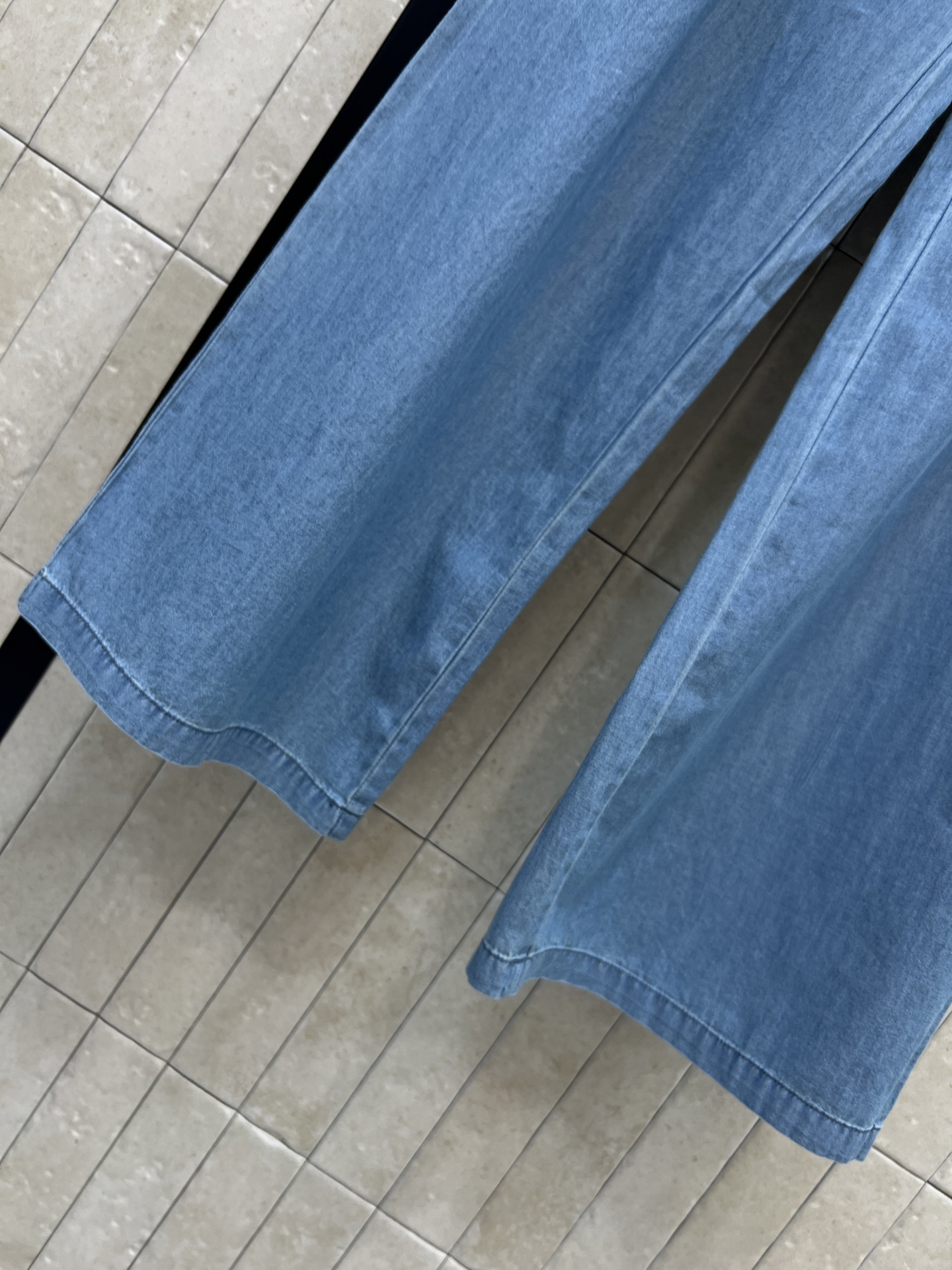 SLP家 牛仔阔腿裤 高腰+宽松直筒设计 显瘦又修饰腿型 高腰打褶剪裁 优化腰腹线条 后松紧腰头 穿着无