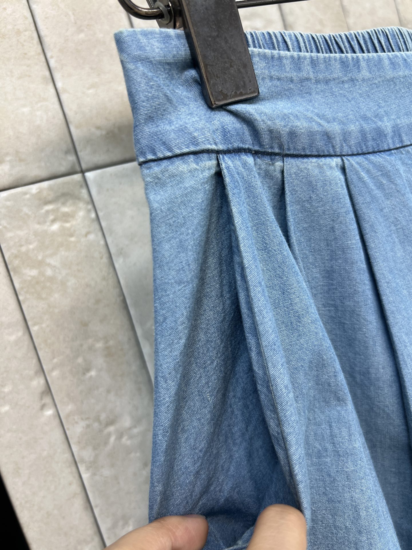 SLP家 牛仔阔腿裤 高腰+宽松直筒设计 显瘦又修饰腿型 高腰打褶剪裁 优化腰腹线条 后松紧腰头 穿着无