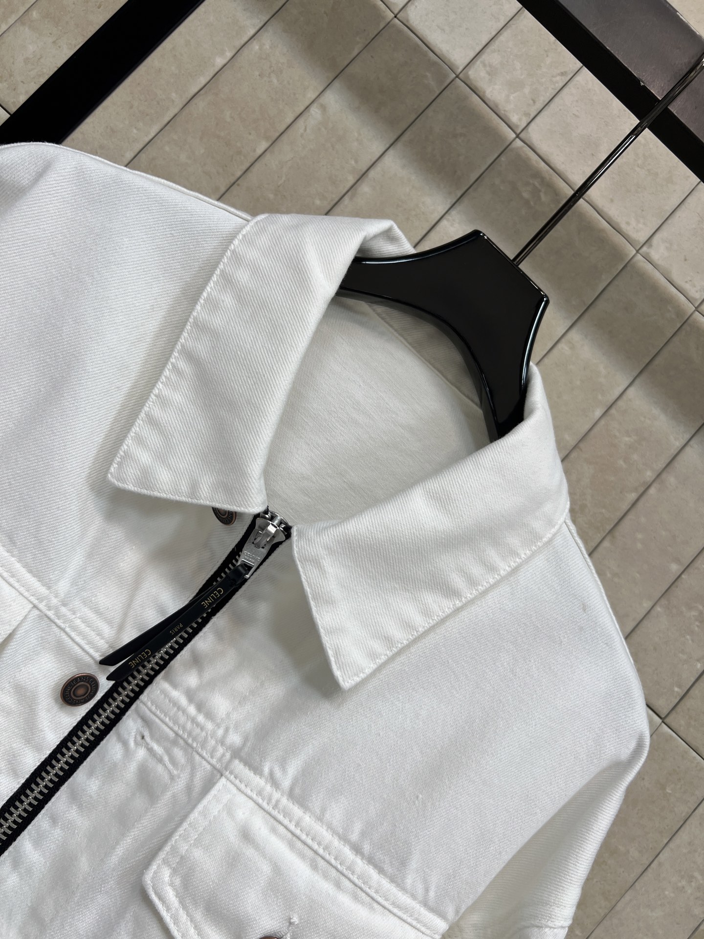 CE家 26春夏新款 白色牛仔外套 采用纯棉材质 经典翻领+黑色拉链 简约又有细节感 短款版型，双翻盖口