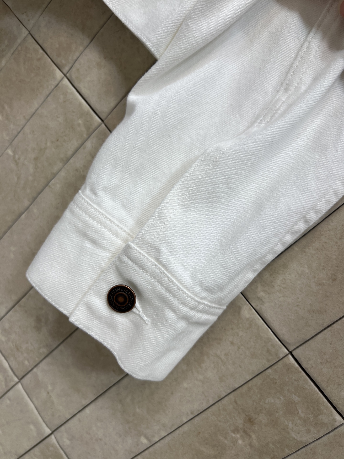 CE家 26春夏新款 白色牛仔外套 采用纯棉材质 经典翻领+黑色拉链 简约又有细节感 短款版型，双翻盖口