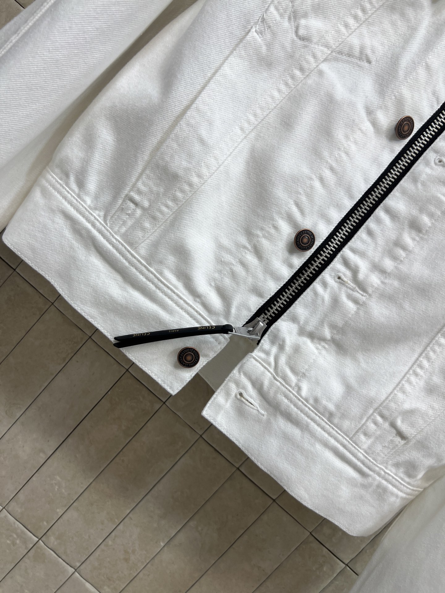 CE家 26春夏新款 白色牛仔外套 采用纯棉材质 经典翻领+黑色拉链 简约又有细节感 短款版型，双翻盖口