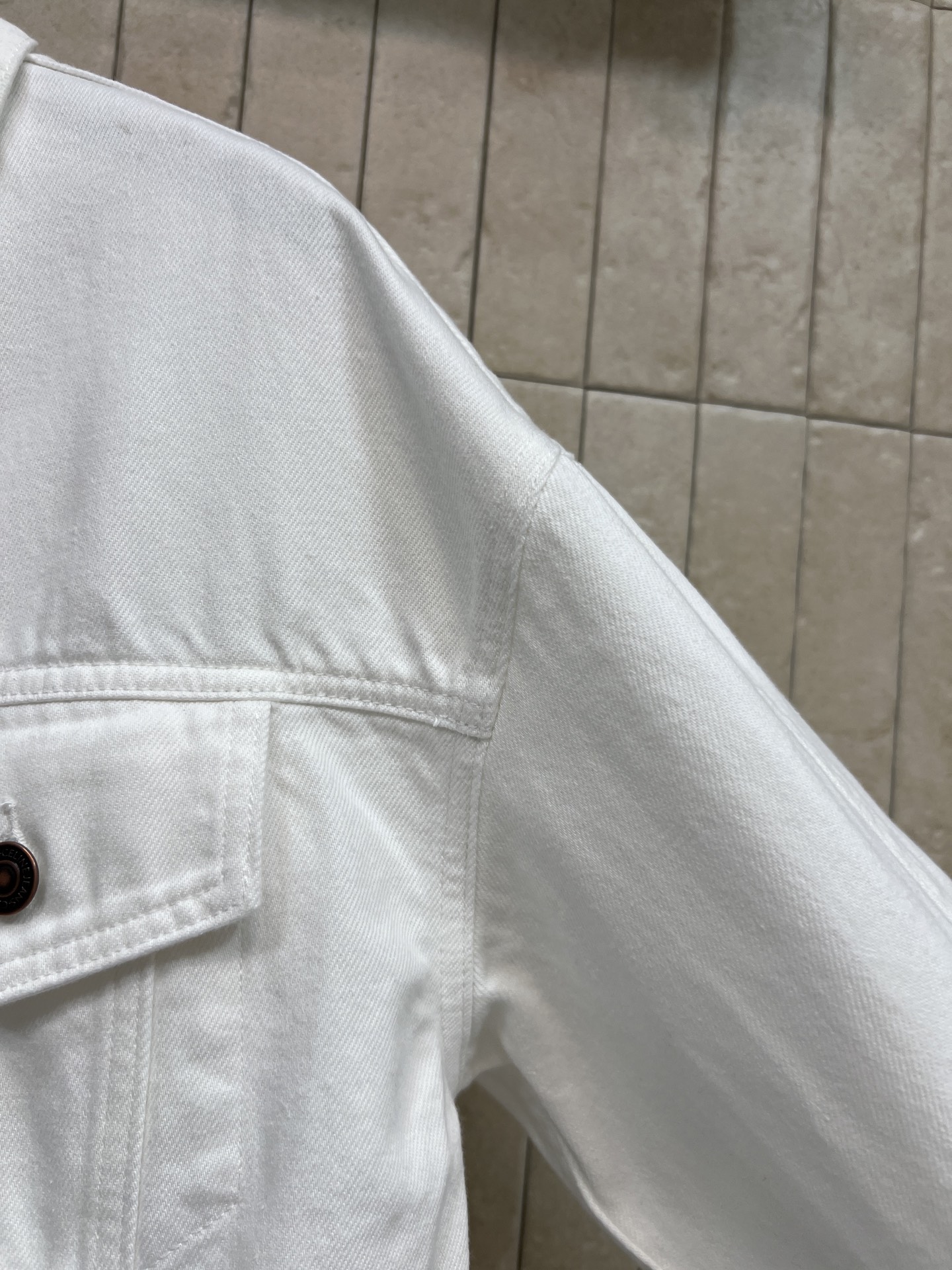 CE家 26春夏新款 白色牛仔外套 采用纯棉材质 经典翻领+黑色拉链 简约又有细节感 短款版型，双翻盖口