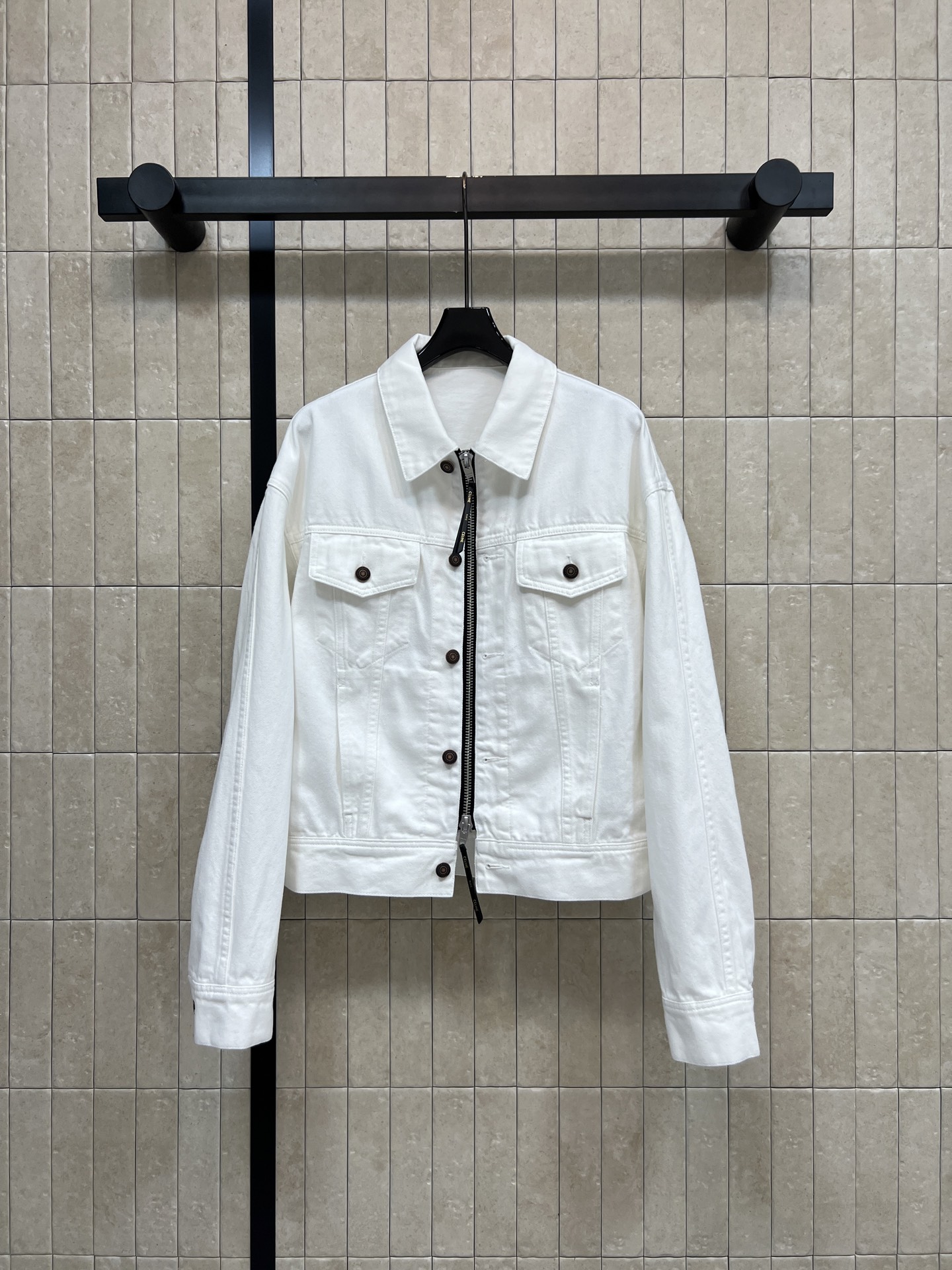 CE家 26春夏新款 白色牛仔外套 采用纯棉材质 经典翻领+黑色拉链 简约又有细节感 短款版型，双翻盖口