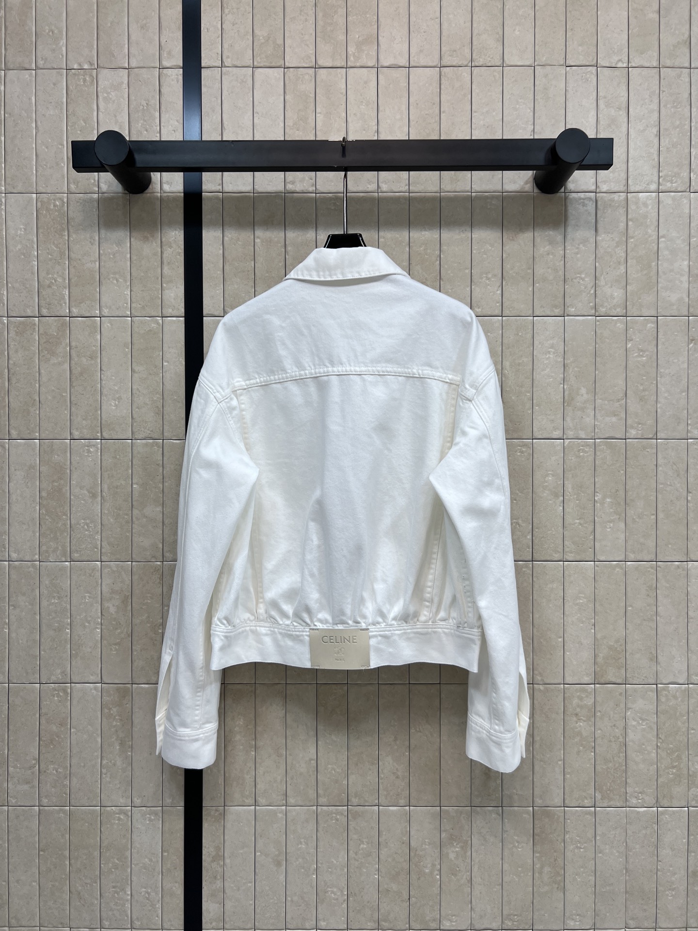CE家 26春夏新款 白色牛仔外套 采用纯棉材质 经典翻领+黑色拉链 简约又有细节感 短款版型，双翻盖口