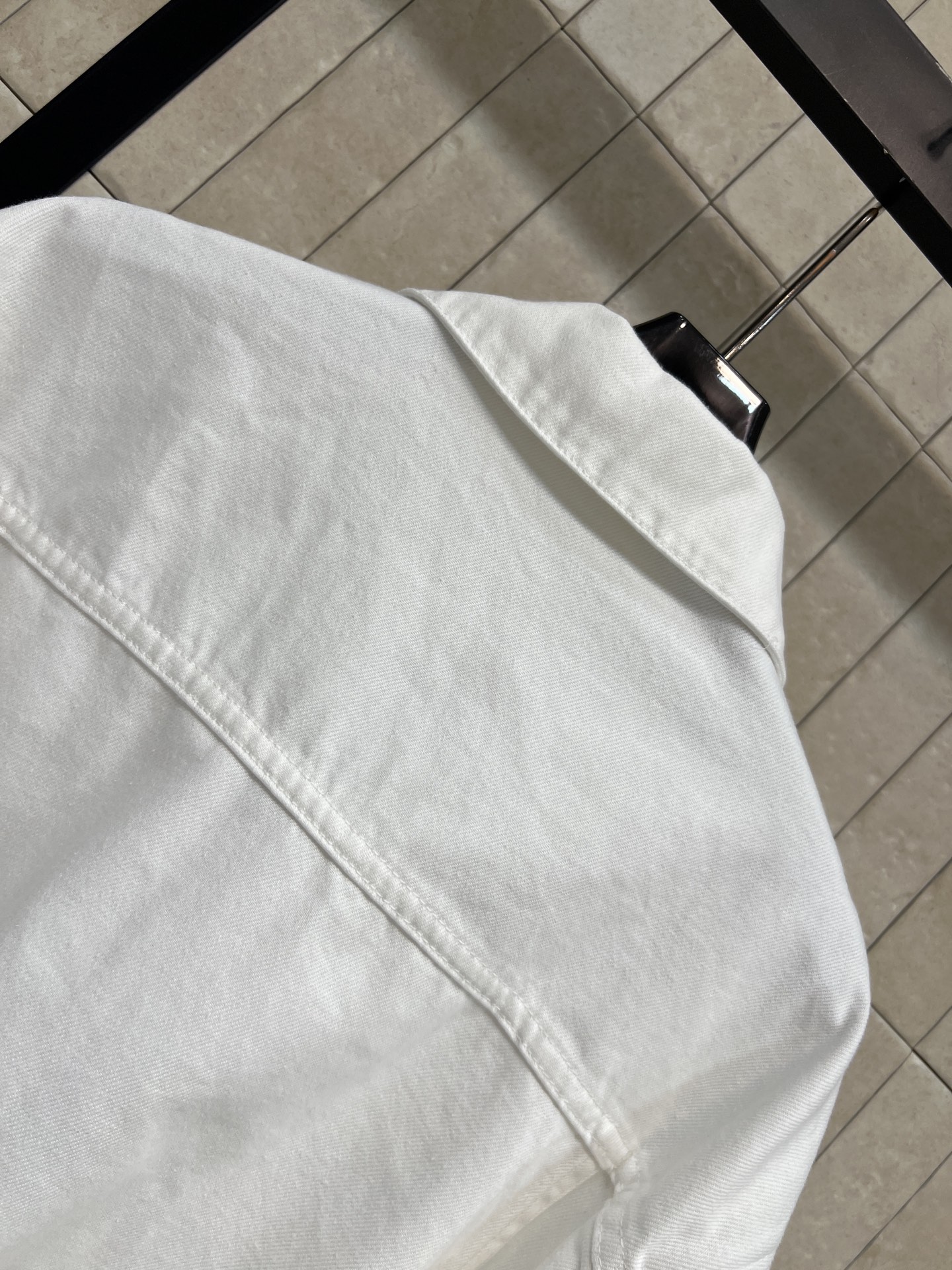 CE家 26春夏新款 白色牛仔外套 采用纯棉材质 经典翻领+黑色拉链 简约又有细节感 短款版型，双翻盖口