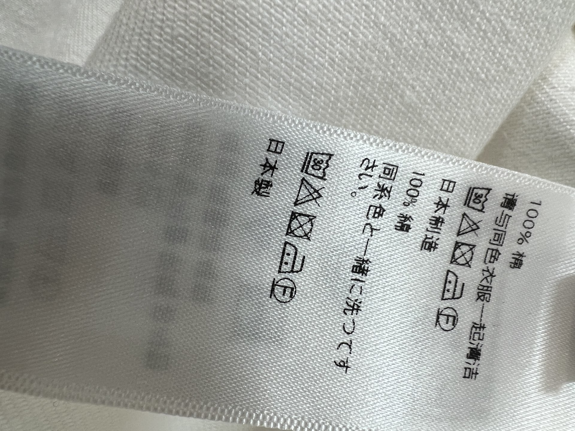 CE家 26春夏新款 白色牛仔外套 采用纯棉材质 经典翻领+黑色拉链 简约又有细节感 短款版型，双翻盖口