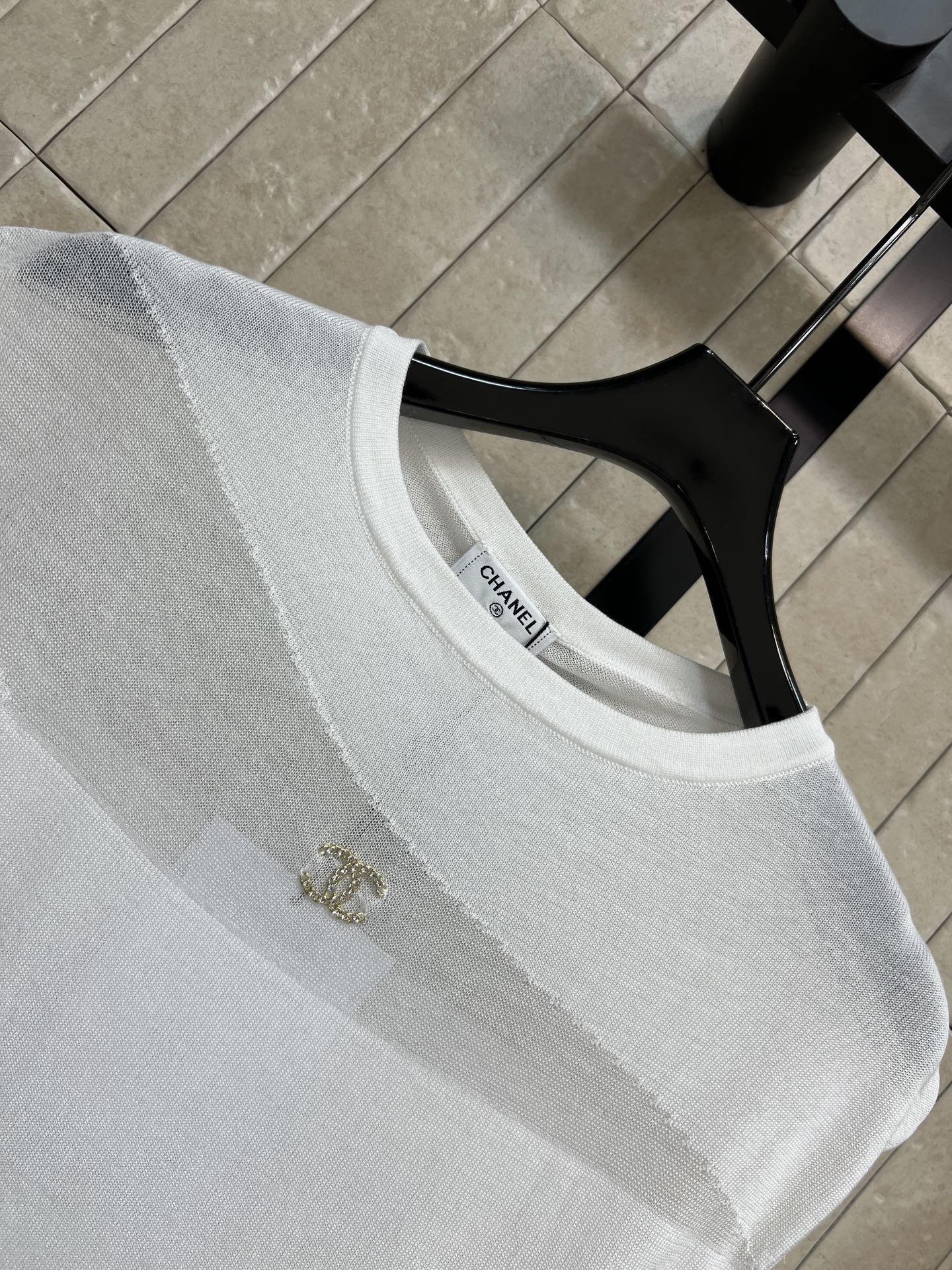 C家 26春夏新款 无袖针织背心 采用轻薄透气针织材质 简约圆领无袖设计 镂空网纱细节+金属双C标志 品