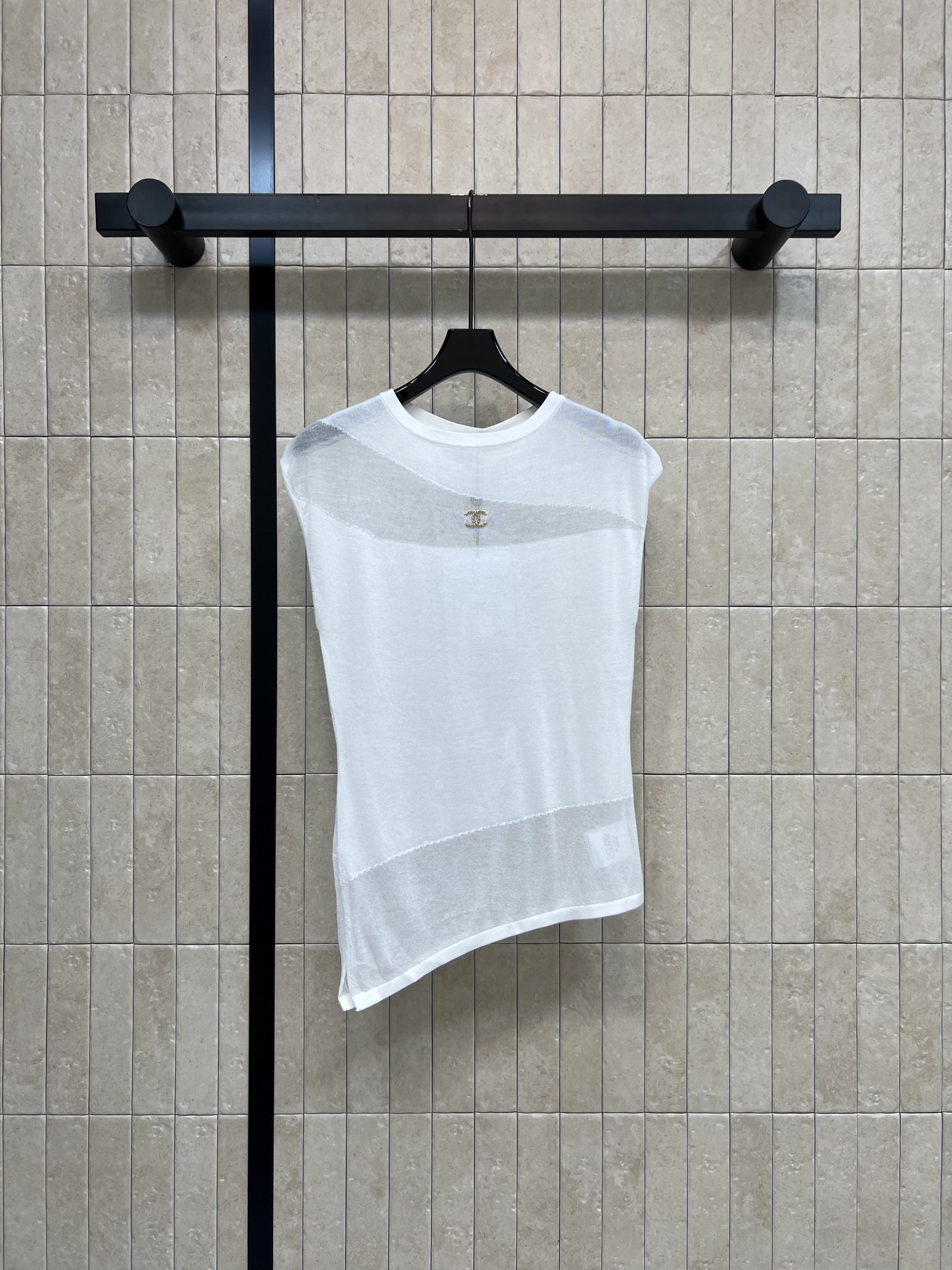 C家 26春夏新款 无袖针织背心 采用轻薄透气针织材质 简约圆领无袖设计 镂空网纱细节+金属双C标志 品