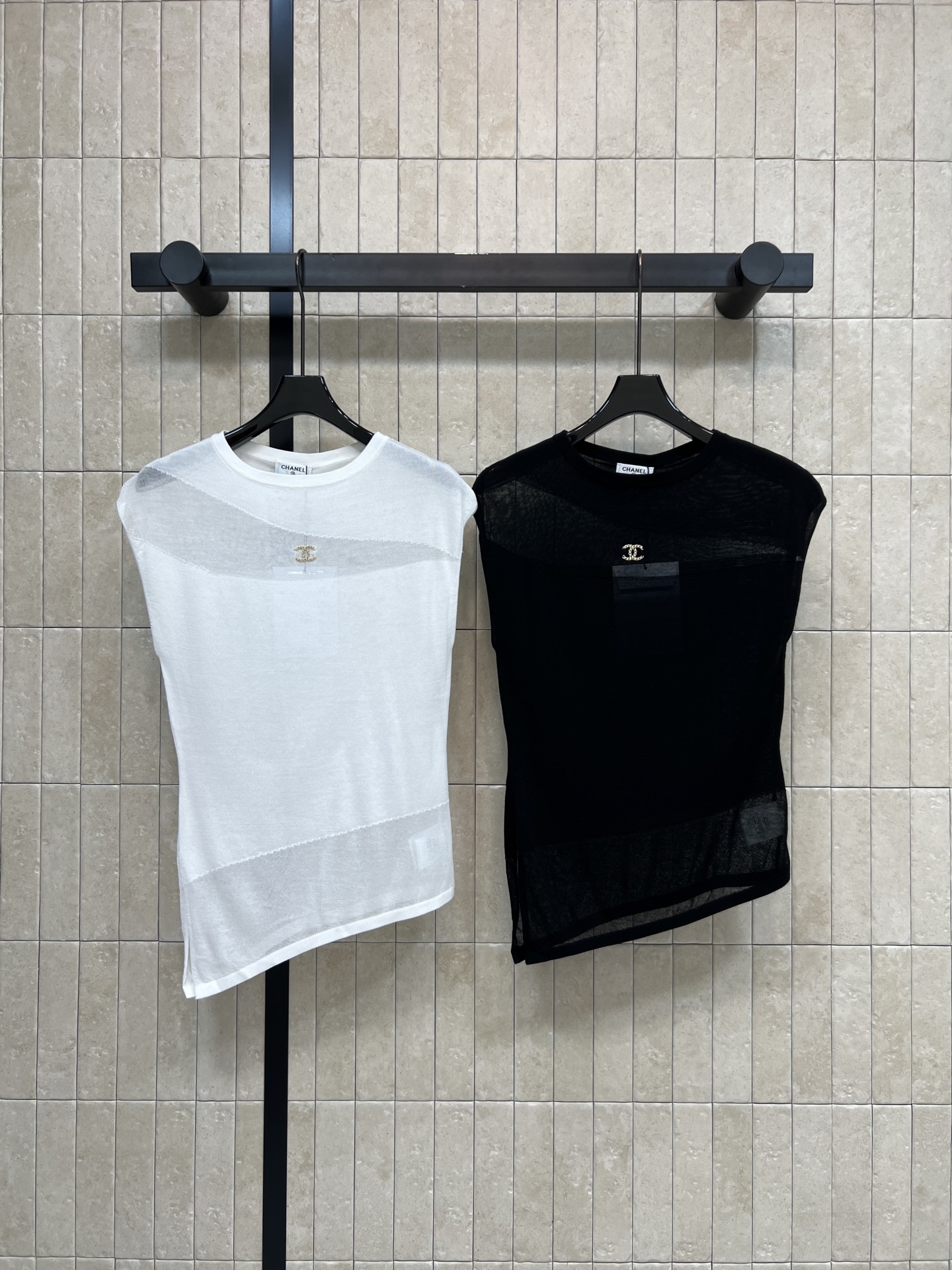 C家 26春夏新款 无袖针织背心 采用轻薄透气针织材质 简约圆领无袖设计 镂空网纱细节+金属双C标志 品